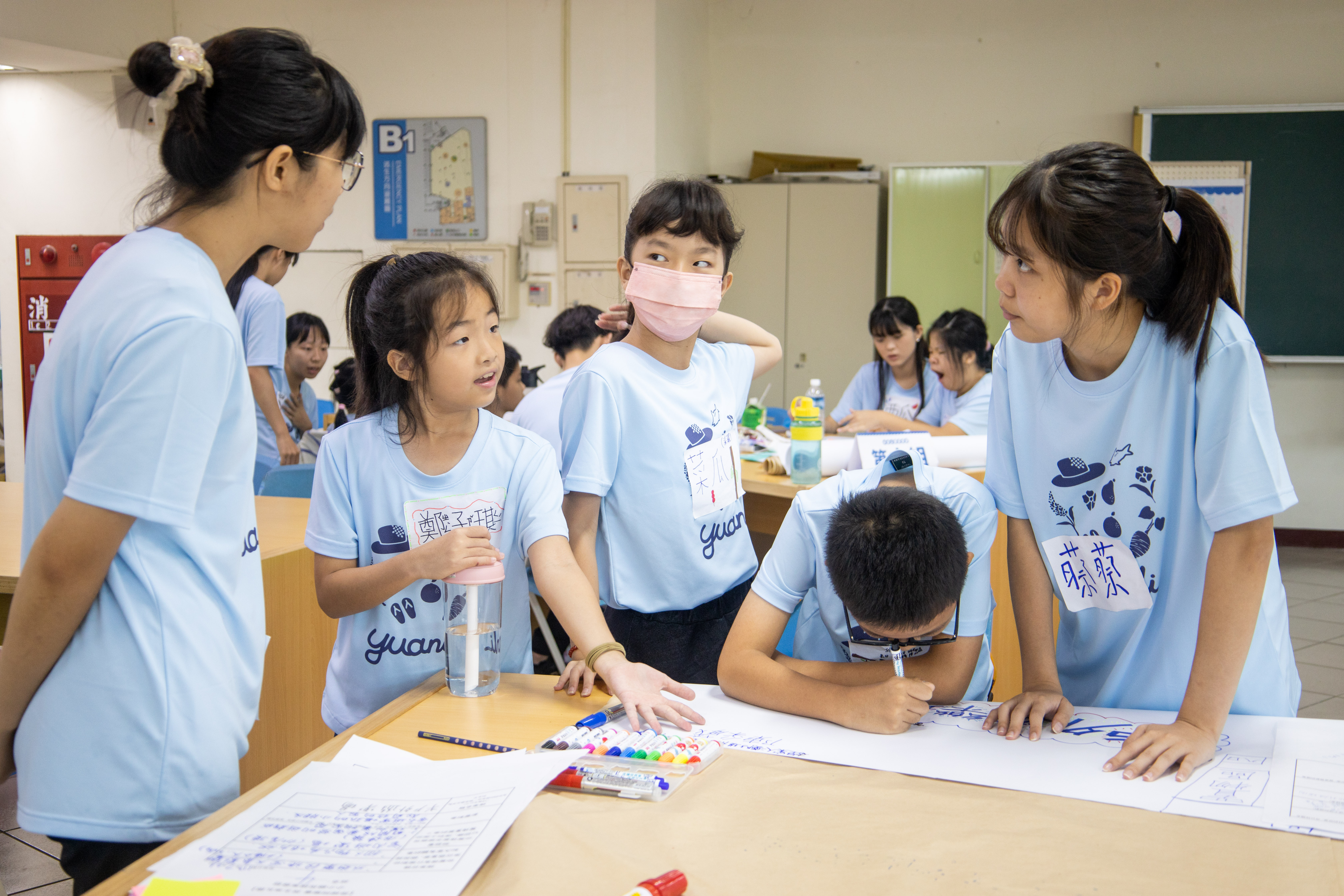 苑裡鎮兒童在「孩子王」的帶領下討論提案,並用彩色筆畫出他們對計畫的想像。(攝影/蔡昕翰)