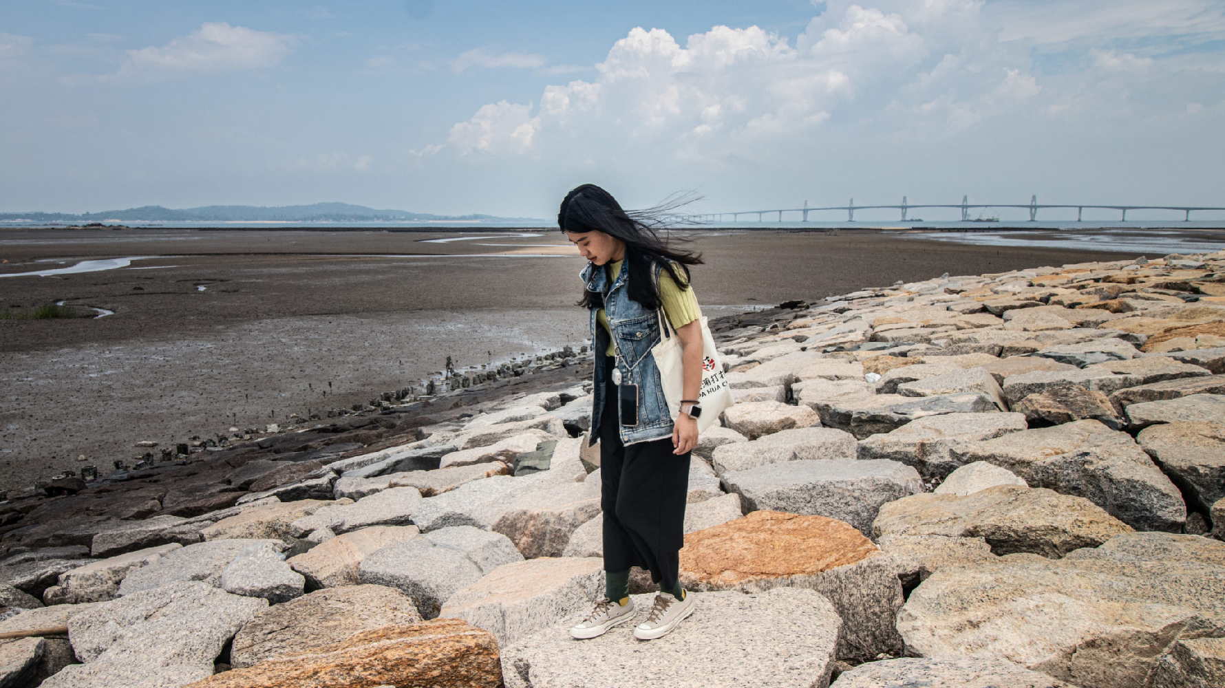 王丞瀞小時候常與外公、外婆到南門海濱公園遊玩，這裡是王丞瀞童年與外公情感連結最深的地方，也是對家鄉文化感興趣的起點。（攝影／蔡亦閔）