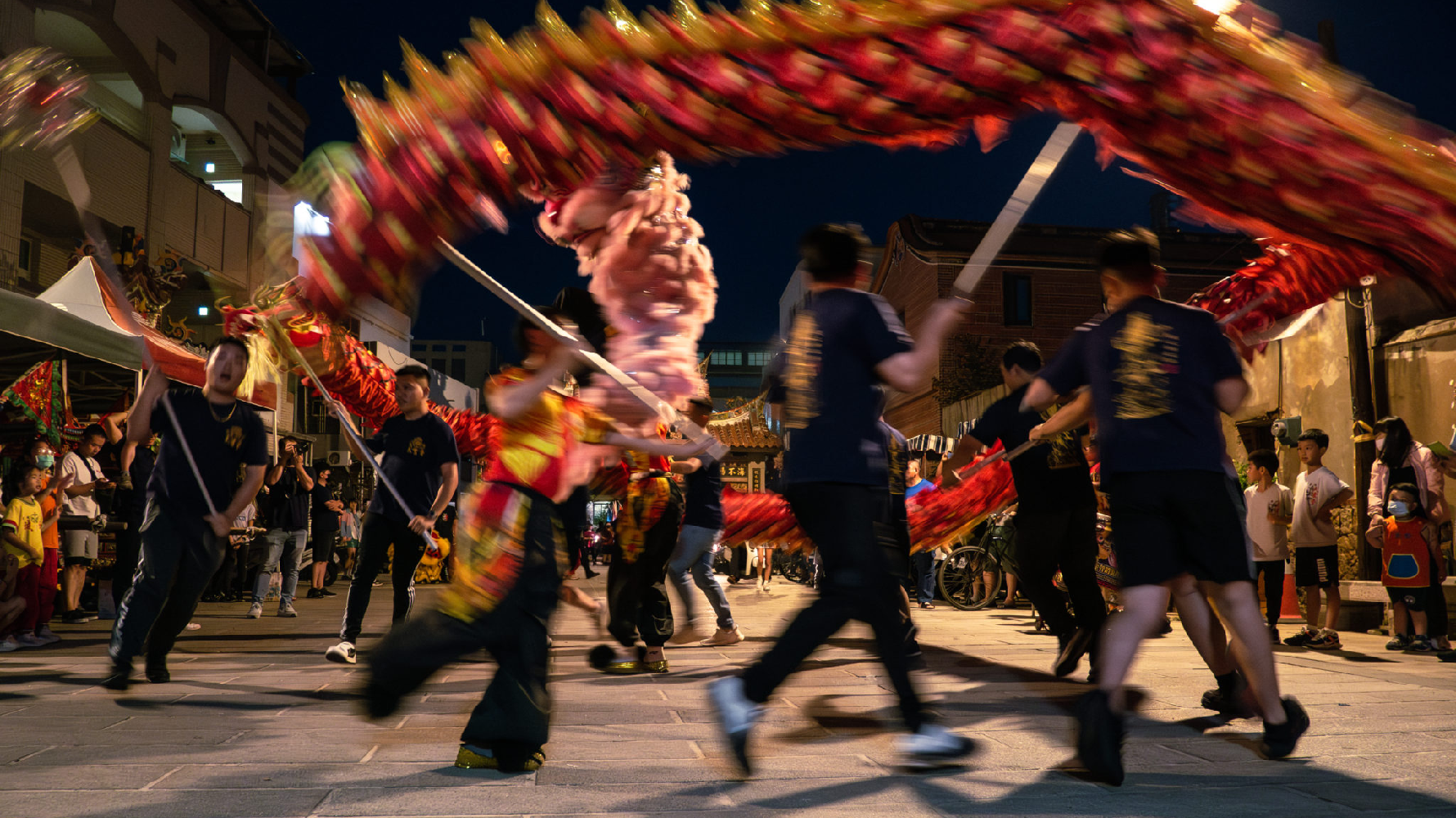 除了「後浦打花草」、「跑旱船」等特殊藝陣,遶境隊伍也可見舞龍陣頭。(攝影/陳紹睿)