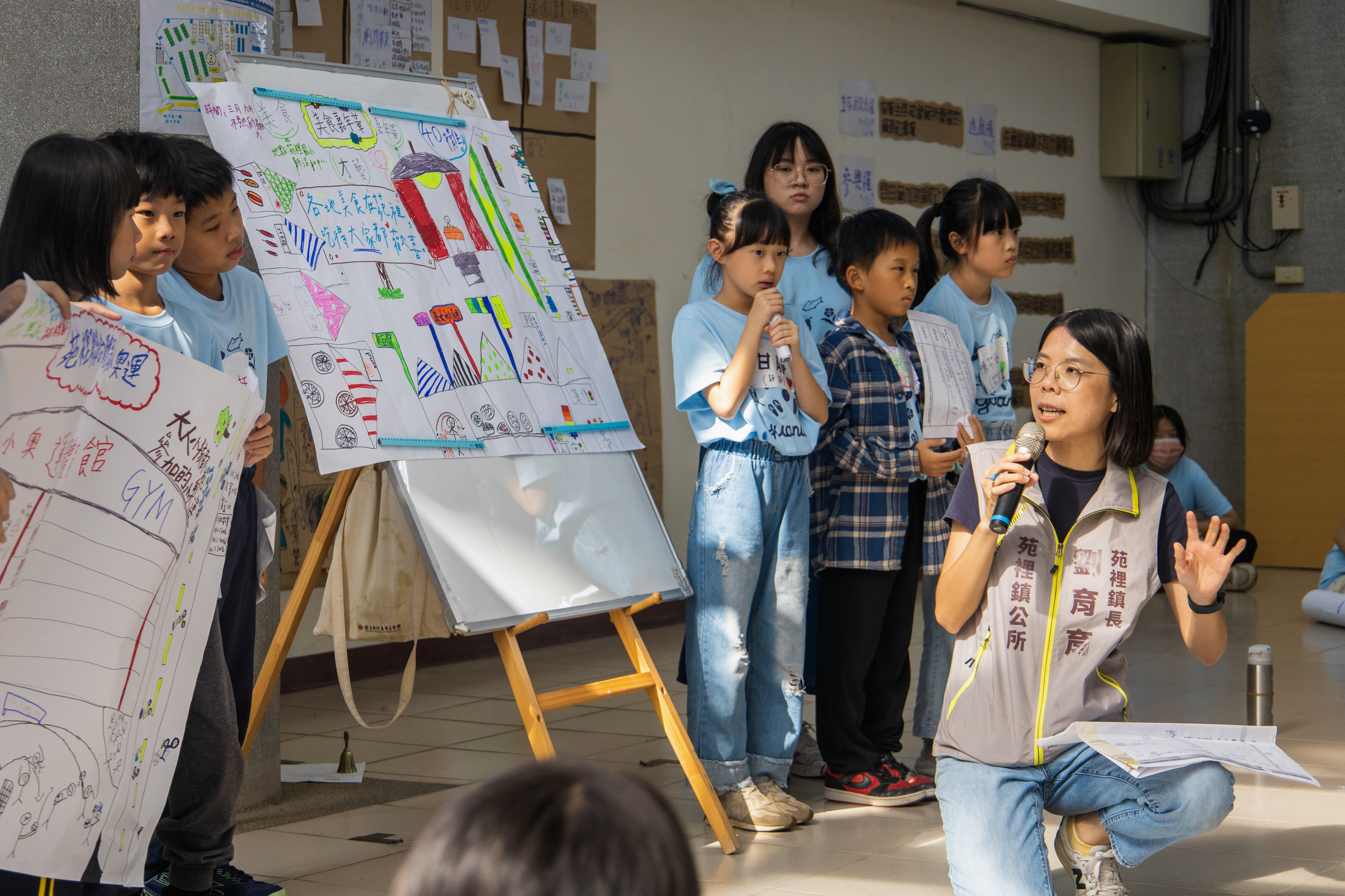 有學運經歷的苑裡鎮長劉育育(圖右),把兒少參與式預算當成社會運動和民主教育來做。(攝影/蔡昕翰)