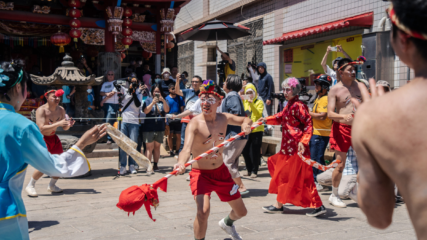 由金城鎮南門里居民組成的藝陣後浦打花草，在創始成員身體日漸衰老後面臨失傳困境。後浦打花草成員的後代子孫王丞瀞於是召集島上青年，從頭開始學習戲曲舞步，成功於今年迎城隍當日上街演出。
