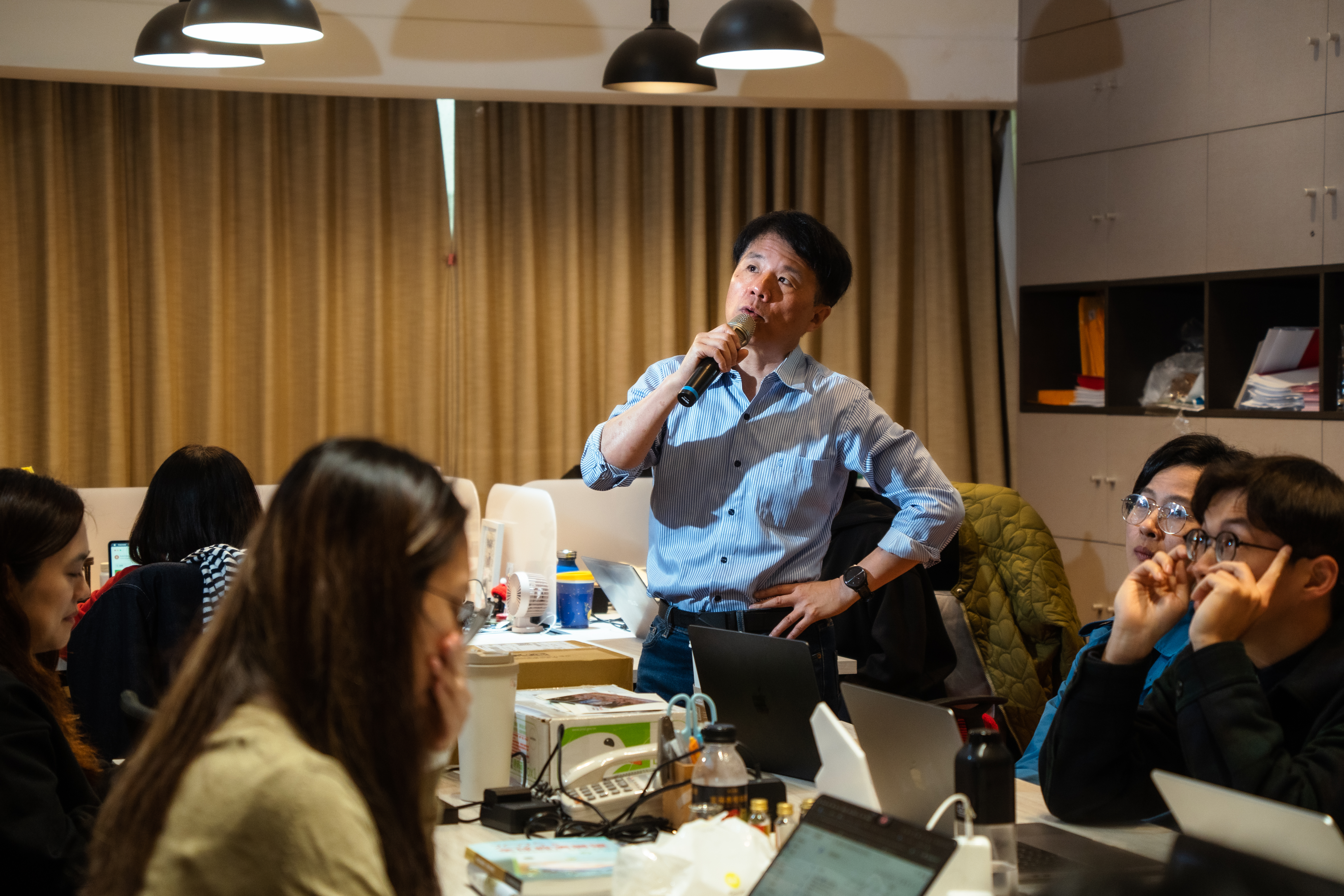 何榮幸投身新聞業多年,從記者、編輯台主管,到投入媒體改革運動、創辦非營利媒體,以多重角色參與媒體工作。(攝影/王崴漢)