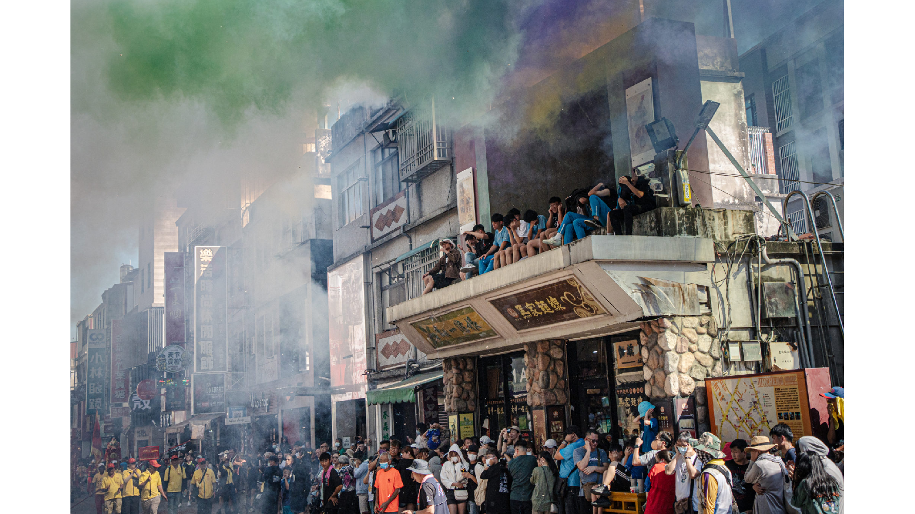 迎城隍當天，金城鎮街上擠滿了人潮，遶境隊伍行經北鎮廟前，場面熱鬧歡騰。