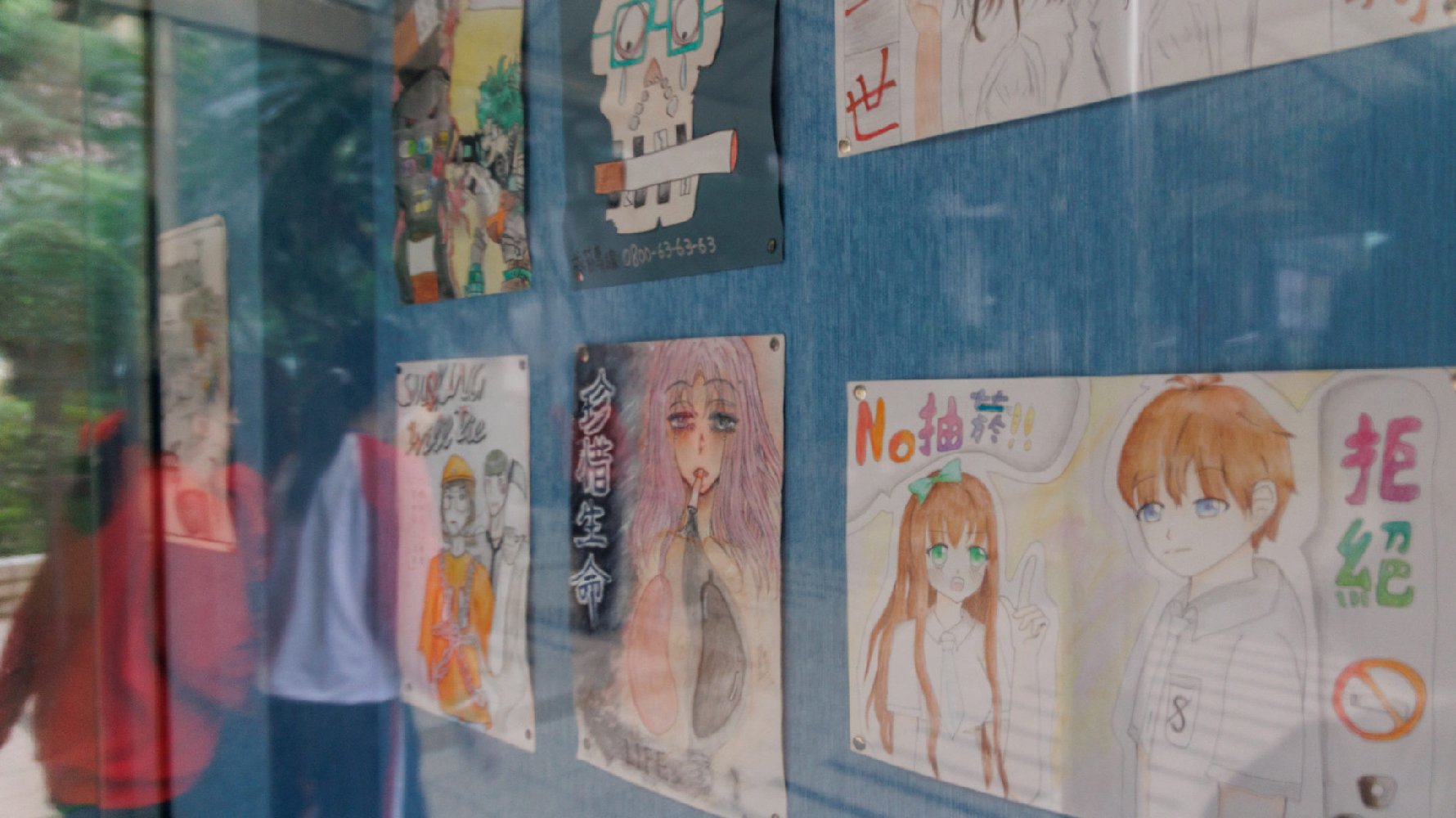 學生親手繪製菸害防制海報，宣導吸菸健康危害。（攝影／鄭宇辰）