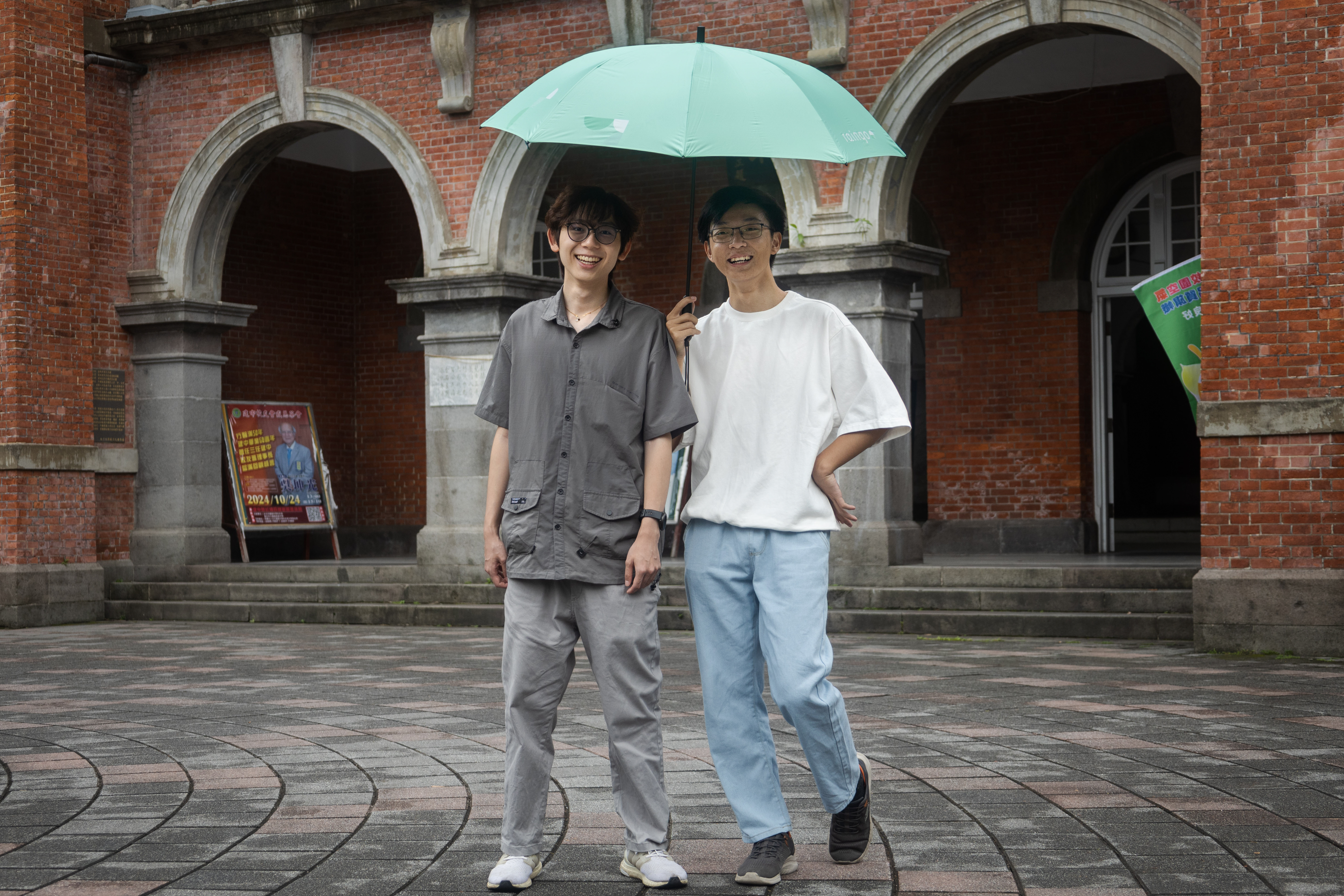余承熹(圖右)、陳虹光(圖左)和其他4位同學,在高中時期透過參與式預算,成功為學校爭取「共享雨傘」。(攝影/蔡昕翰)