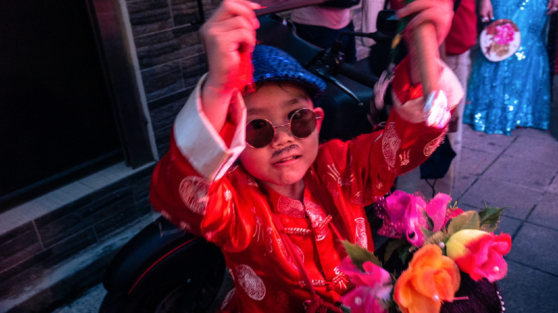 遶境隊伍行經金城鎮的各個廟宇,由居民組成的表演團體於廟前演出。(攝影/廖采婕)