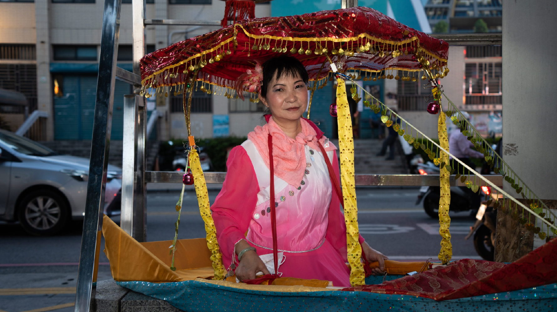 金城鎮西門里表演「跑旱船」的居民。