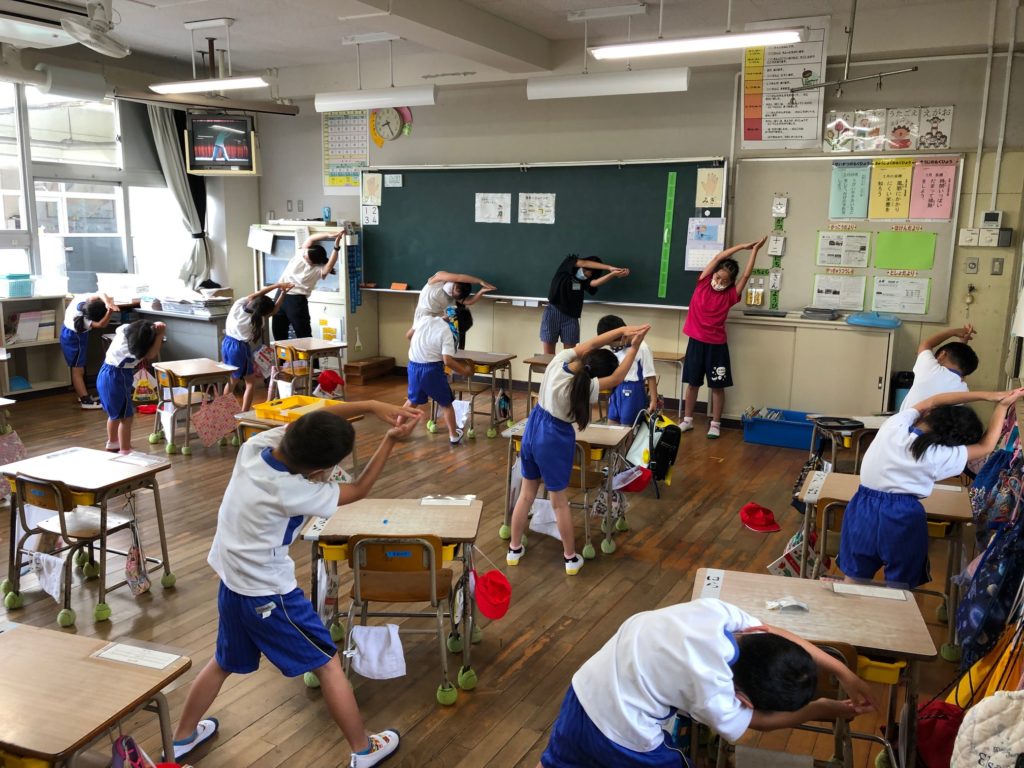 日本兒童會體育委員會平時的工作是帶領同學做體操。（圖片來源／取自「青柳小学校」官方Facebook）