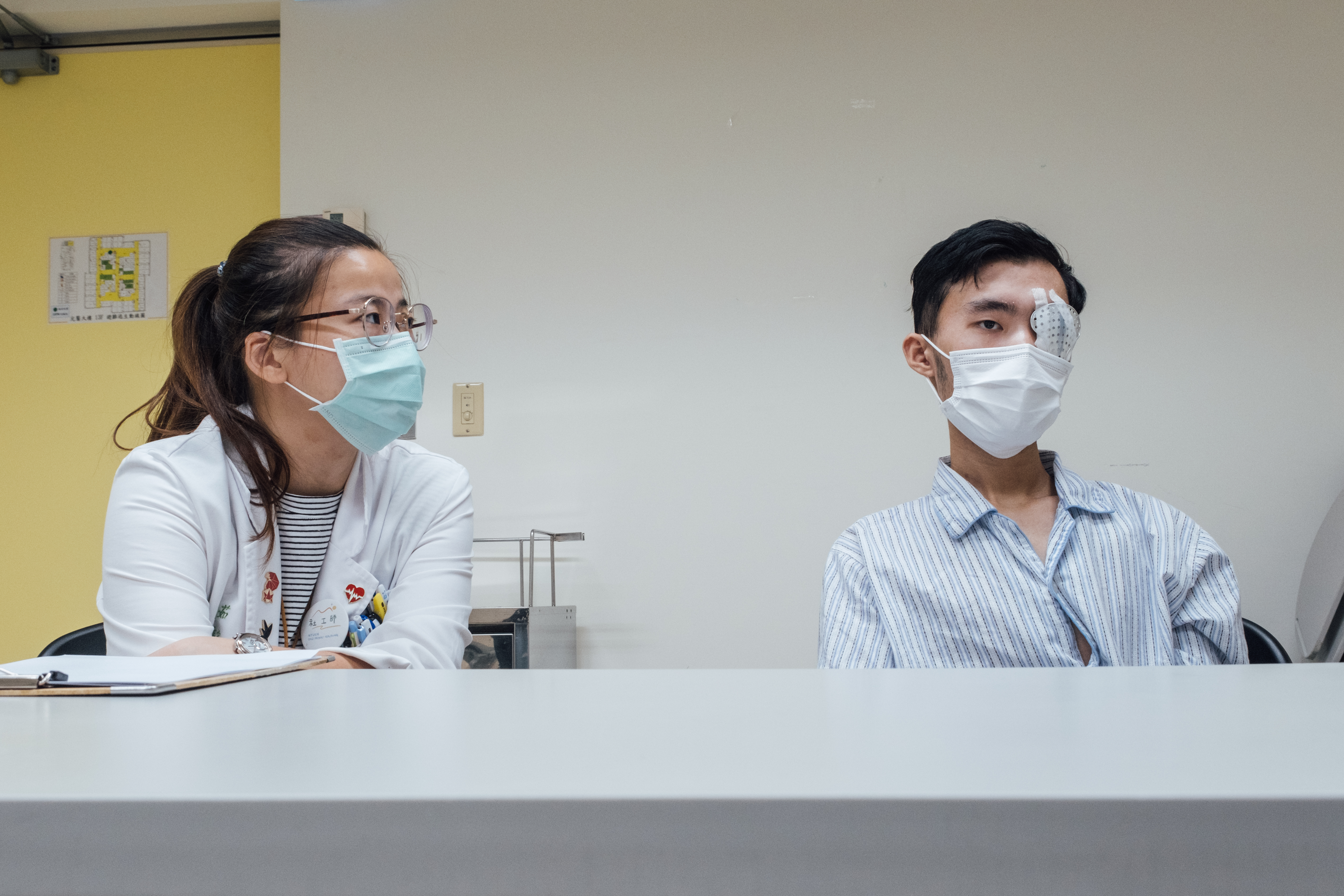 在嘉源抗癌的過程中，蔡孟茹努力打開嘉源心防，成為嘉源的最佳隊友，建立起與外界溝通的橋梁。（攝影／余志偉）