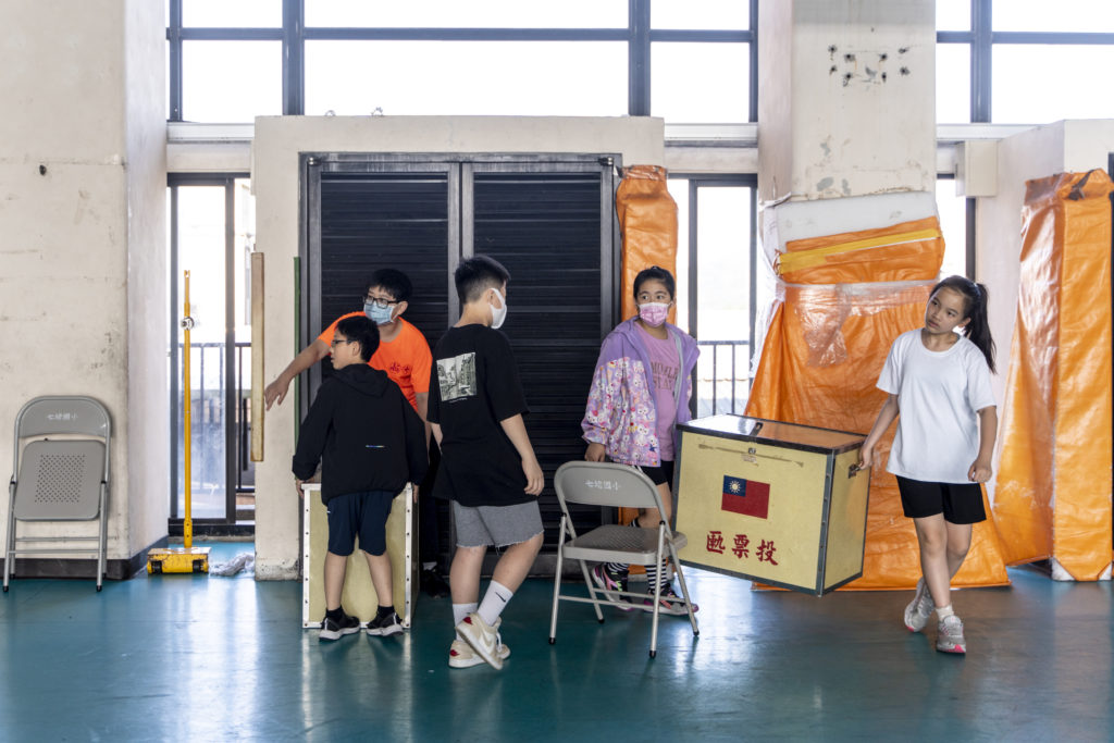 學生除了是候選人與選民外,也會擔任選務人員,協助學校舉辦選舉活動。(攝影/張家瑋)