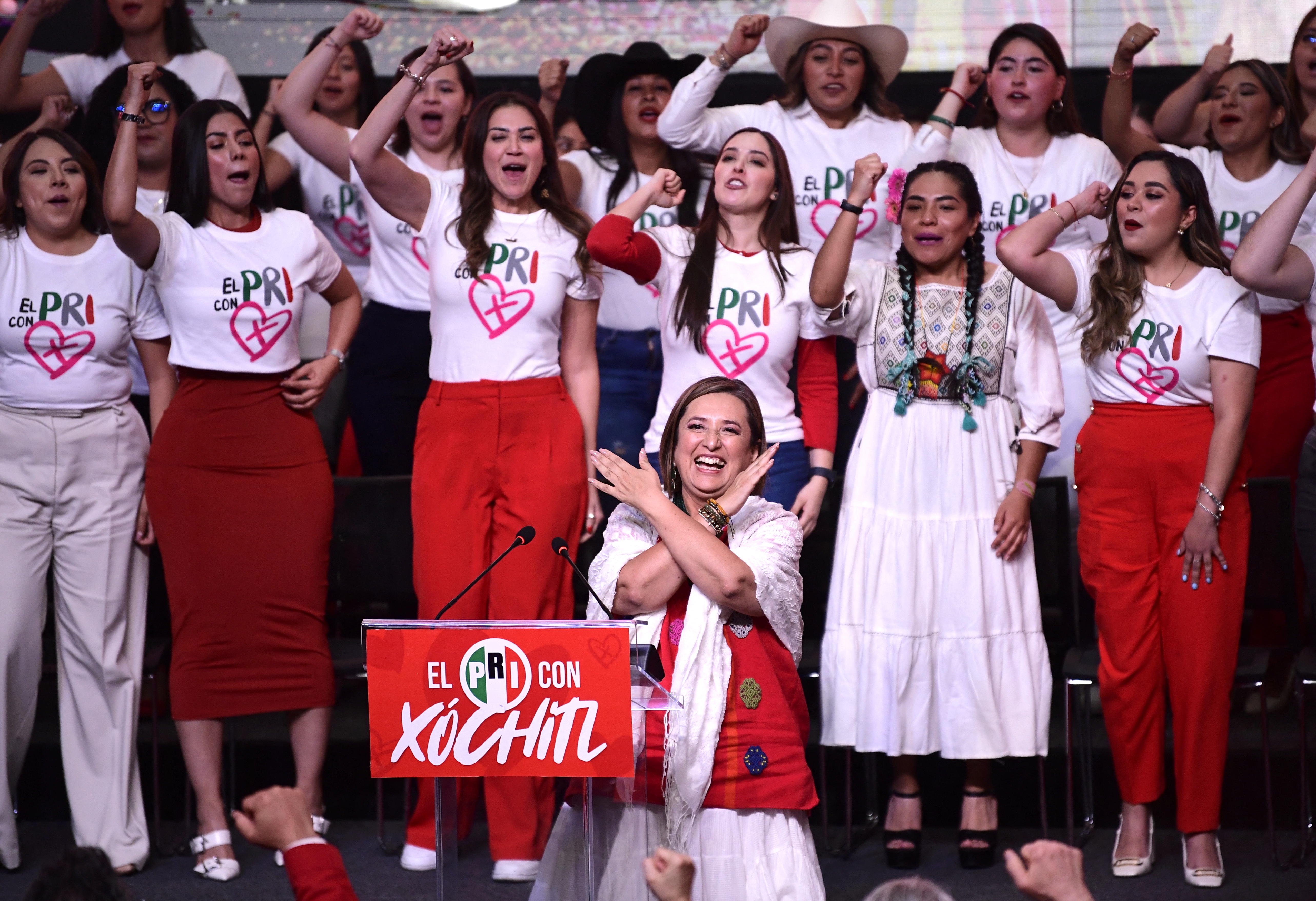 2024年墨西哥兩位總統候選人皆為女性,其中加維斯(Xóchitl Gálvez,圖中蹲下者)由反對派聯盟推派。(攝影/CLAUDIO CRUZ / AFP)