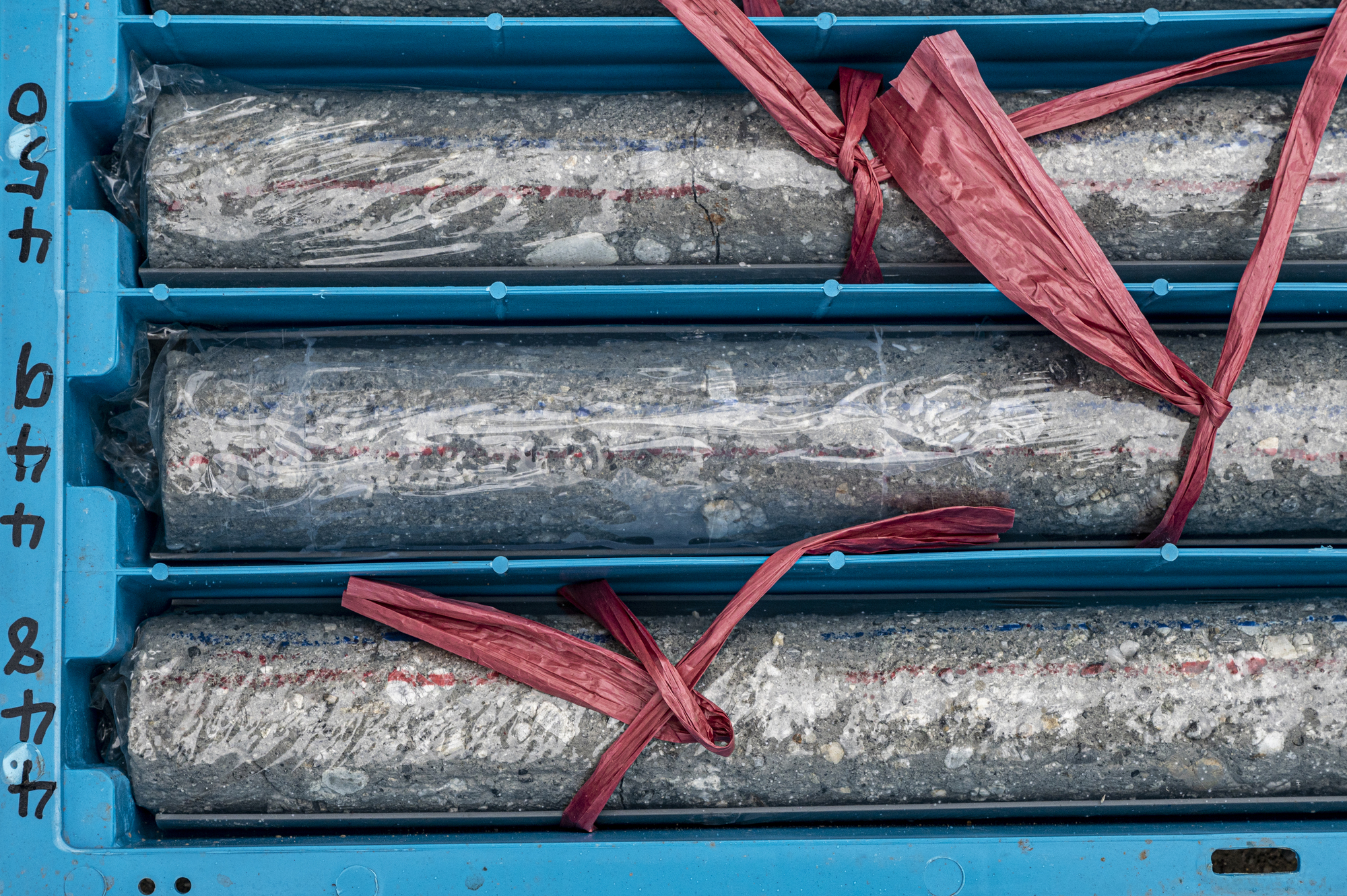 一段段自地下取出的岩心，是科學家理解地震事件的鑰匙。（攝影／林彥廷）