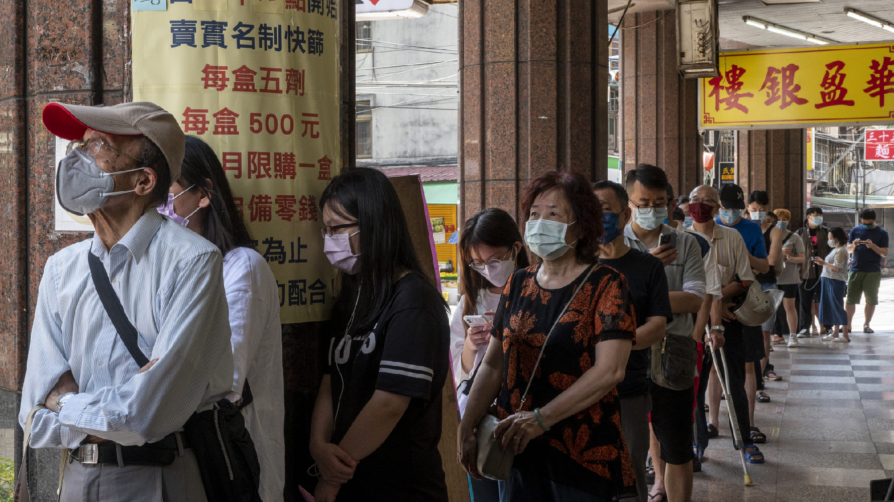 2022年4月28日，台灣快篩實名制開跑第一天，板橋江子翠的新民藥局外有大量民眾排隊等候。（攝影／林彥廷）
