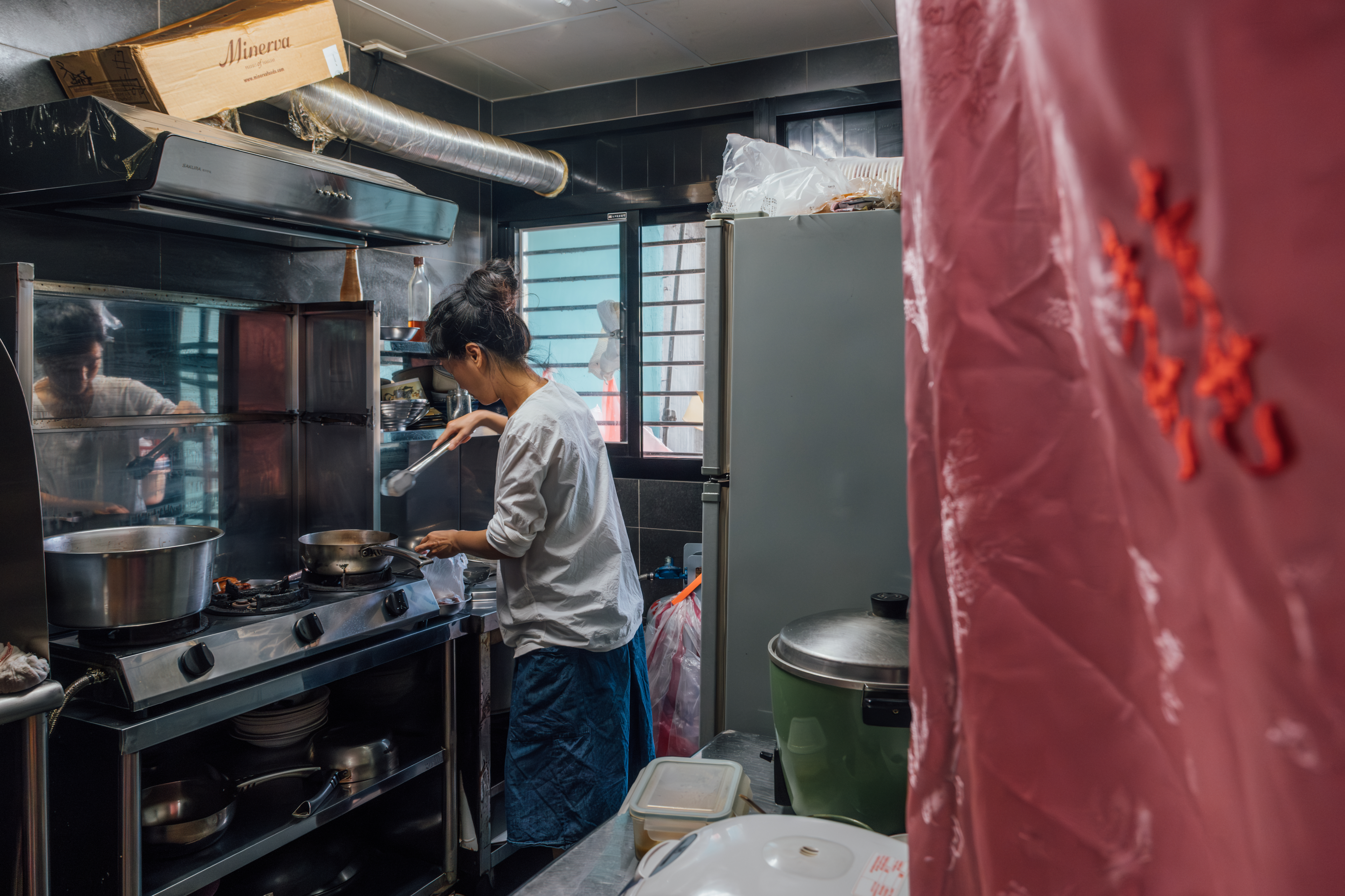 莊婷很在乎嘉源的飲食，三餐都用心料理。她經營一家便當店，時時刻刻都在廚房忙進忙出。而結婚時的粉色刺繡門簾就掛在廚房門前。（攝影／余志偉）