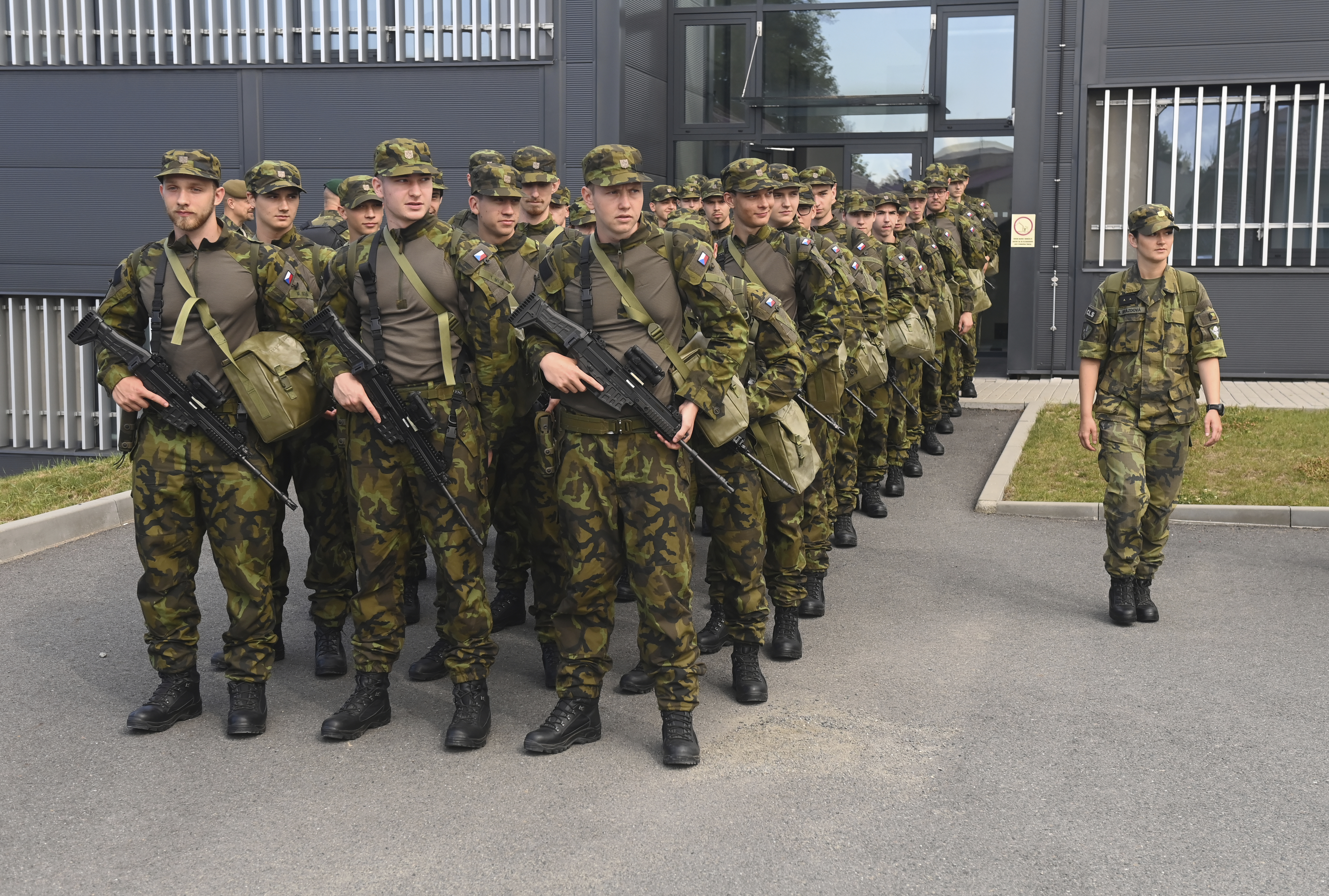 2024年，捷克共和國的成年學生自願參加為期一個月的軍事演習，這是捷克軍隊的針對徵兵方案的試點計畫。（攝影／Ludek Perina／CTK via AP Images）