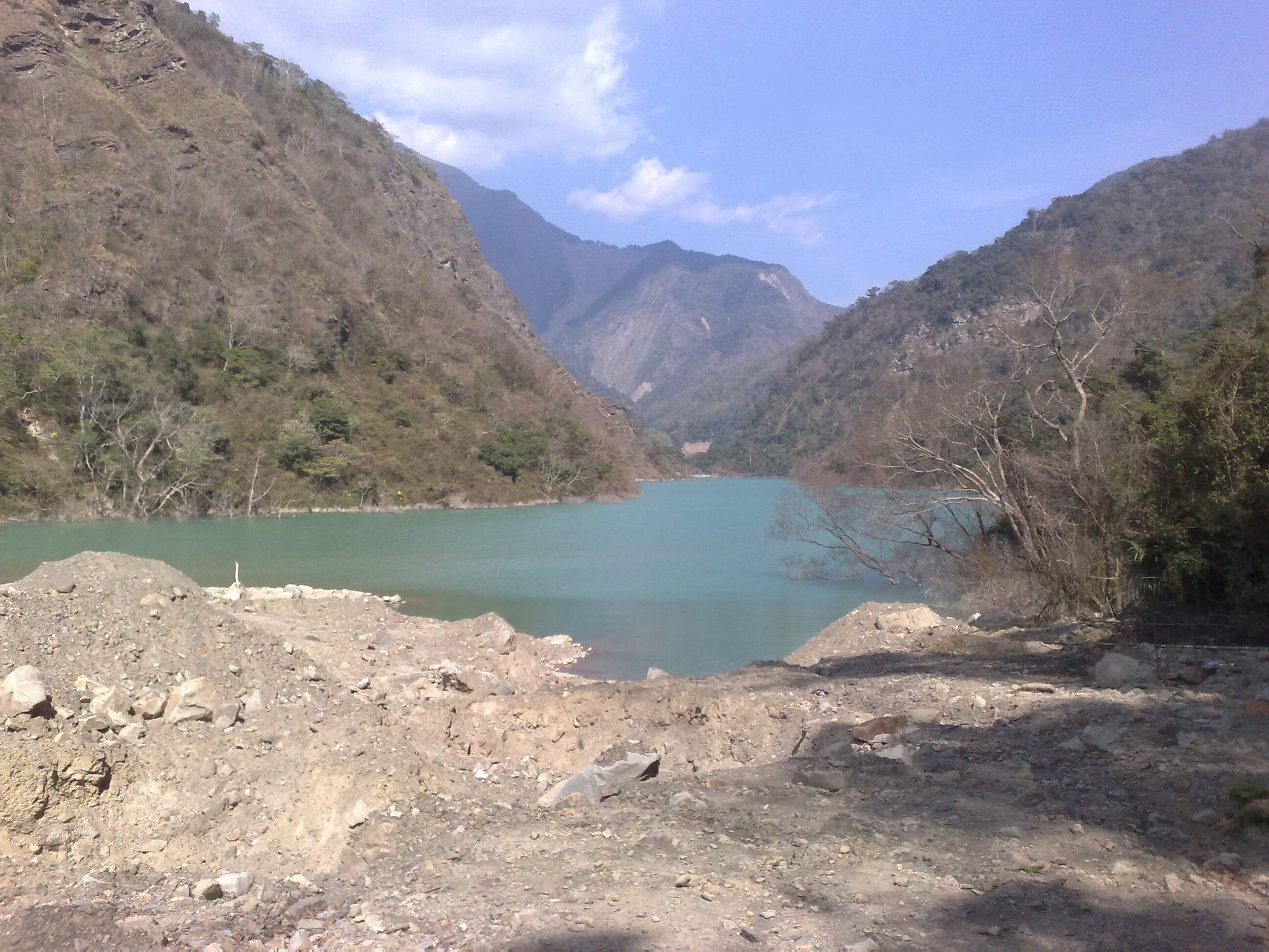 2009年8月8日,莫拉克颱風侵襲台灣,高雄甲仙小林村東北側的獻肚山因暴雨發生山崩,土石堵塞旗山溪河道、形成堰塞湖後在短短兩小時內潰決,導致小林村滅村。上圖攝於2010年2月,為莫拉克颱風在旗山溪上游形成的另一處堰塞湖,風災後維持了730天才消失。(攝影/林奕甫)