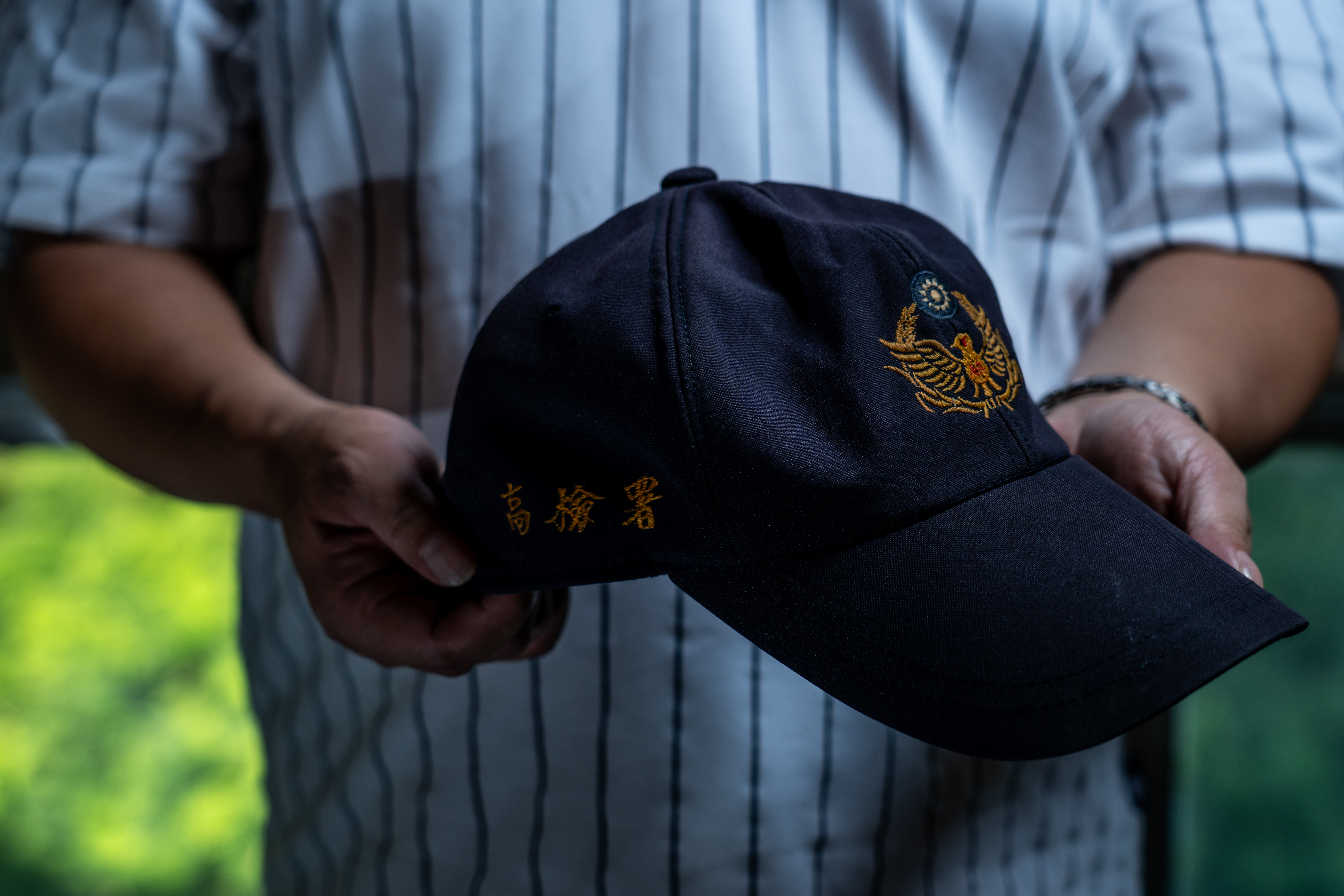 高檢署法警的帽子繡著金黃色警鴿,翅膀意味著三民主義、五權憲法跟四維八德。戴上帽子,象徵被國家賦予了公權力。(攝影/陳曉威)