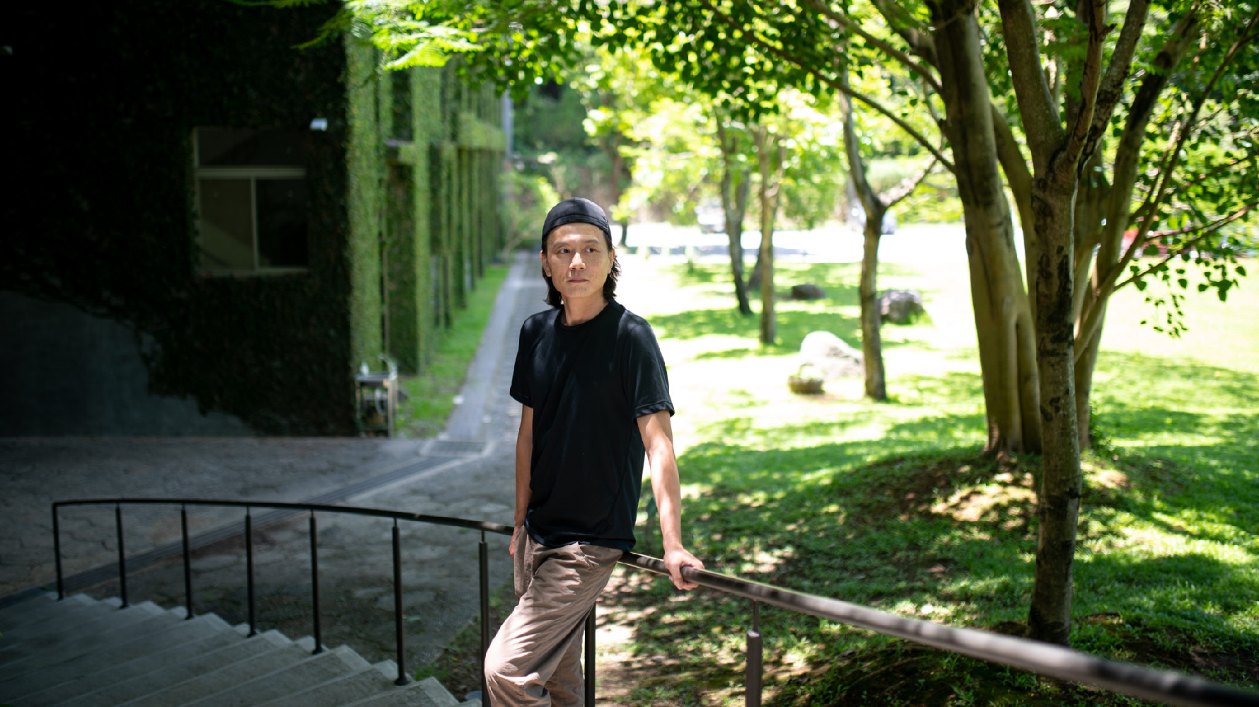 國中時期的經歷對鄭宗龍而言，像是進入一次「神祕世界」探險，如今回想，彷如隔世。（攝影／林彥廷）