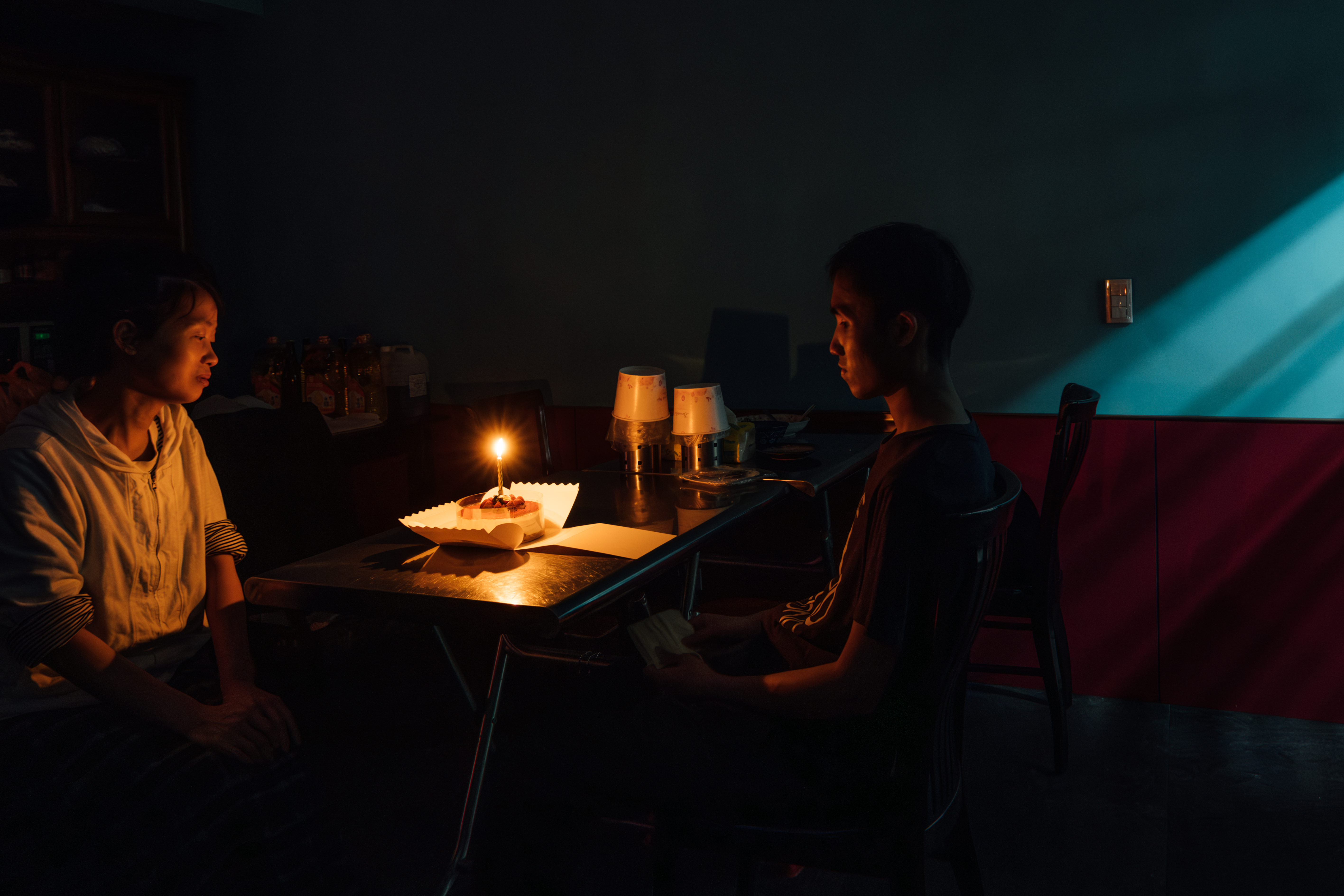 嘉源20歲當天回到家中與母親吃蛋糕、許願度過。（攝影／余志偉）