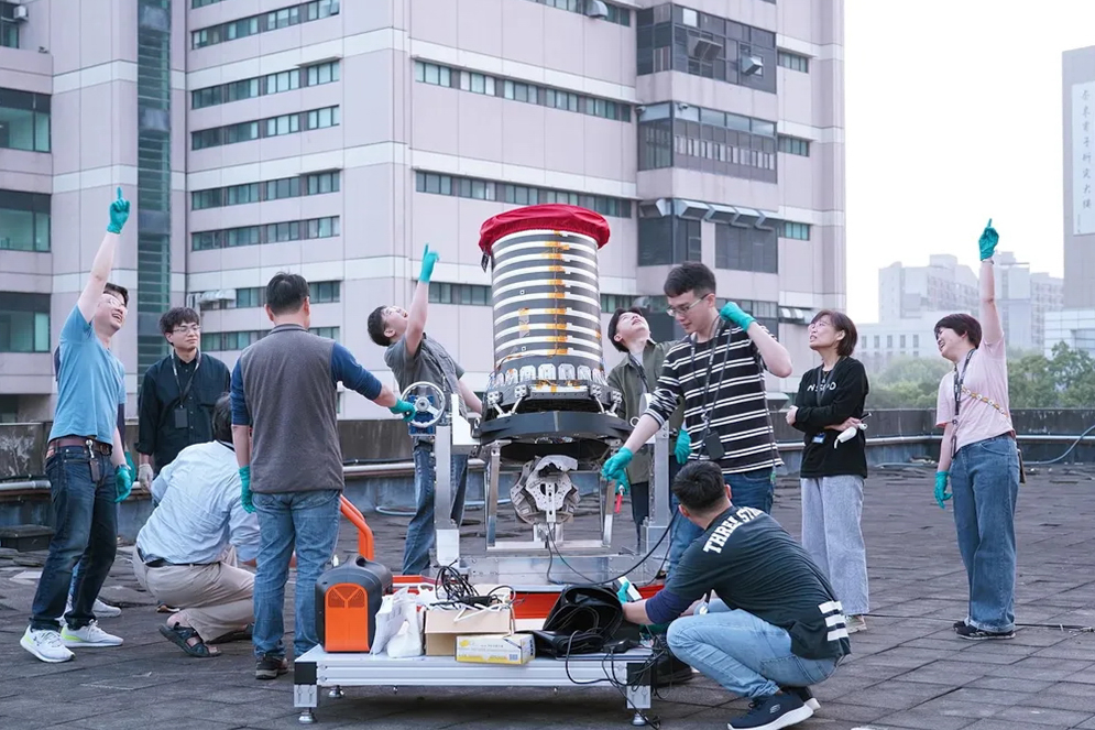 劉小菁（右2）帶領「福衛八號」團隊架設器材，將望遠鏡工程體的仰角對準月球。（圖片提供／國家太空中心）