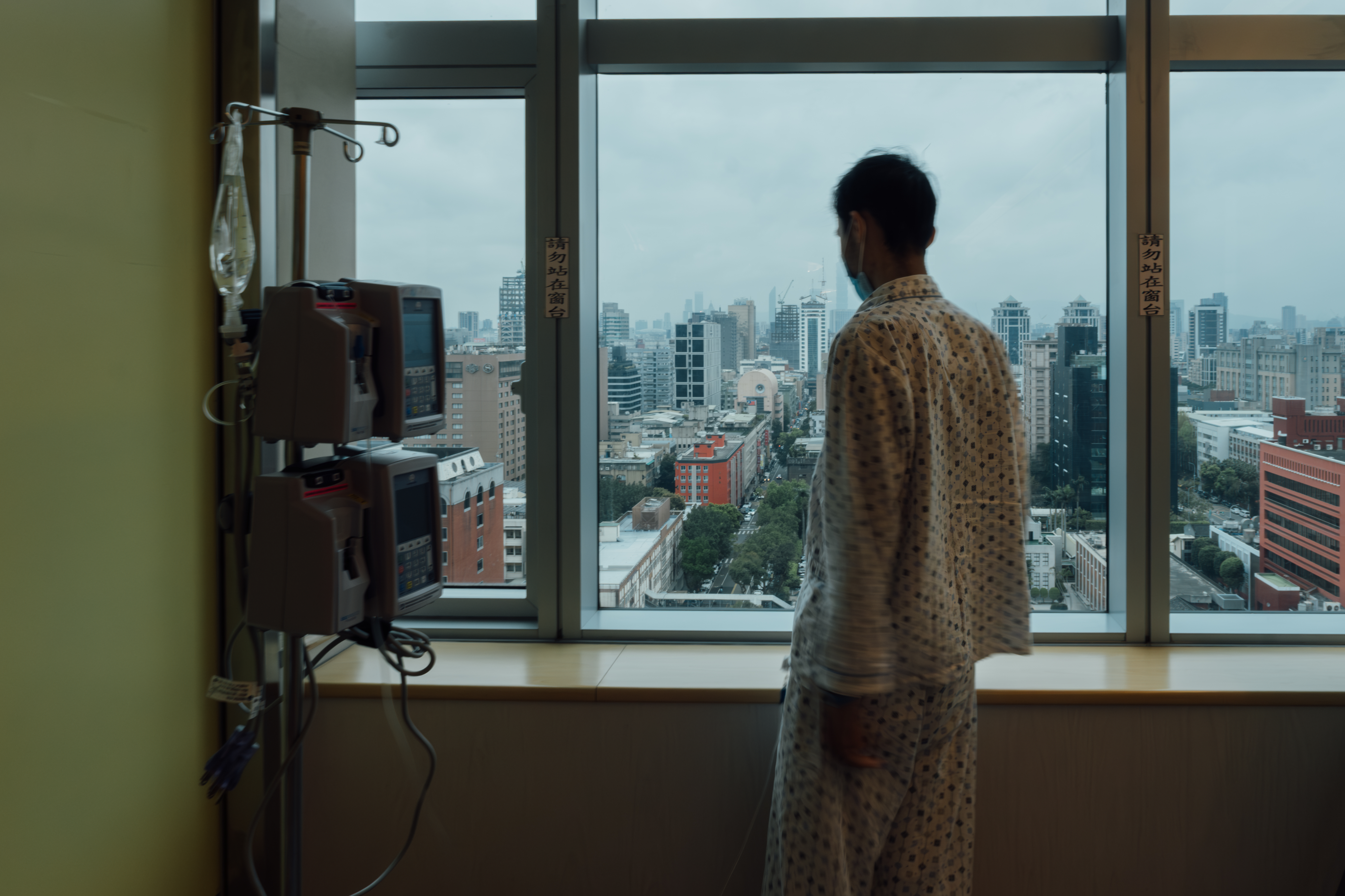 台大兒童醫院13樓癌症病房走道盡頭的窗景，是嘉源對未來的期待，期待自己能體驗世界更多的美好。（攝影／余志偉）