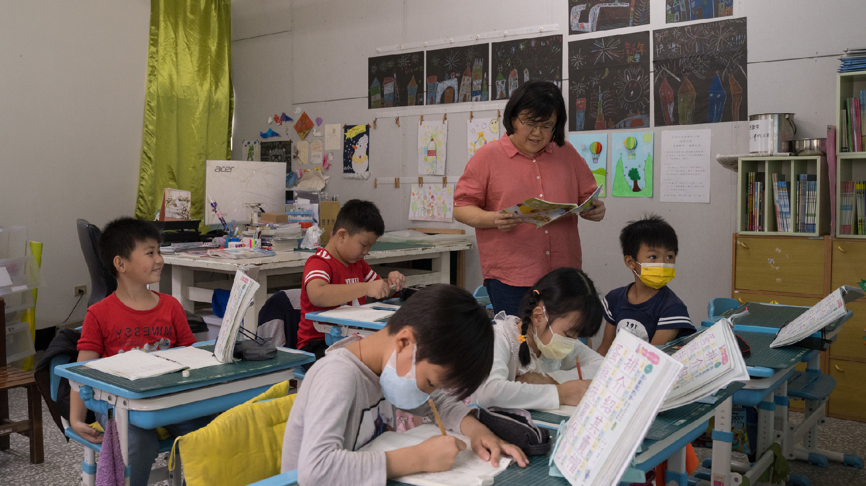 閱讀教育必須給予老師更多一點的空間,讓老師可以勇敢去挑戰不同的教學方法。圖為老師採用行間巡視,個別指導學生。(攝影/唐佐欣)