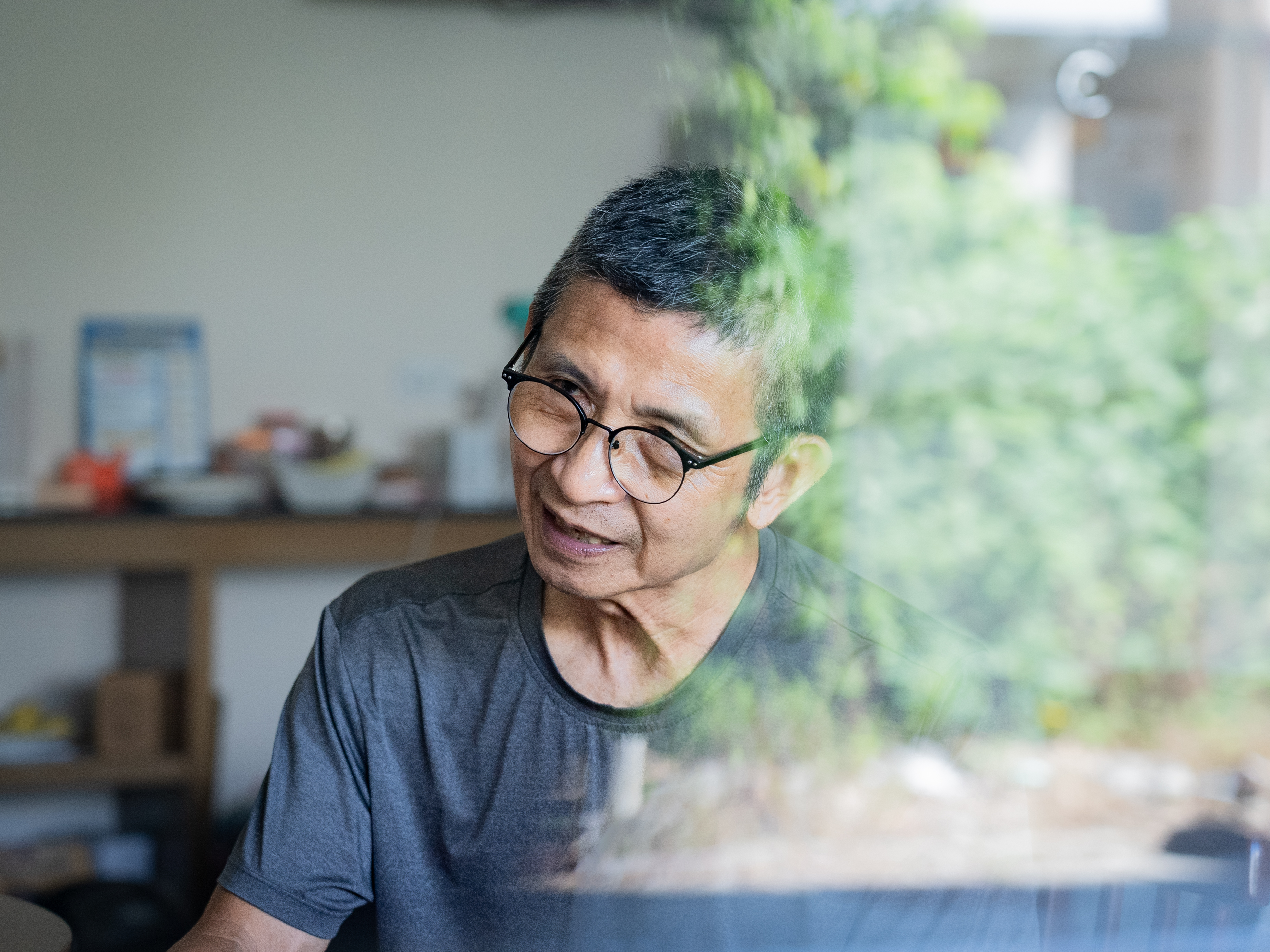 李峰福從小在漁埕尾附近長大，10多年前他返鄉將老家改建成合法民宿，是較早期投入民宿業的在地業者。（攝影／蘇淮）