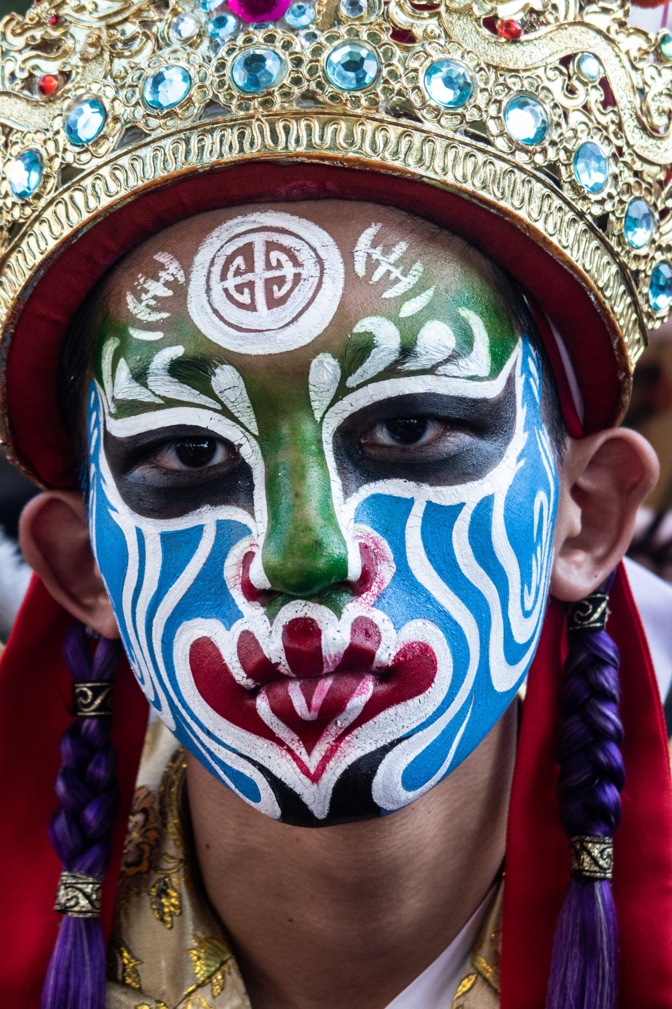 遶境隊伍中畫著色彩繽紛臉譜的八家將。(攝影/林庭安)