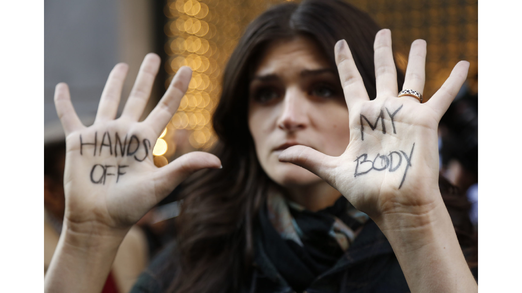 每個人的身體界線劃設範圍可能不同，圖中女生手上寫著「別碰我的身體」，捍衛自己的身體自主權。（攝影／AP Photo／Seth Wenig）