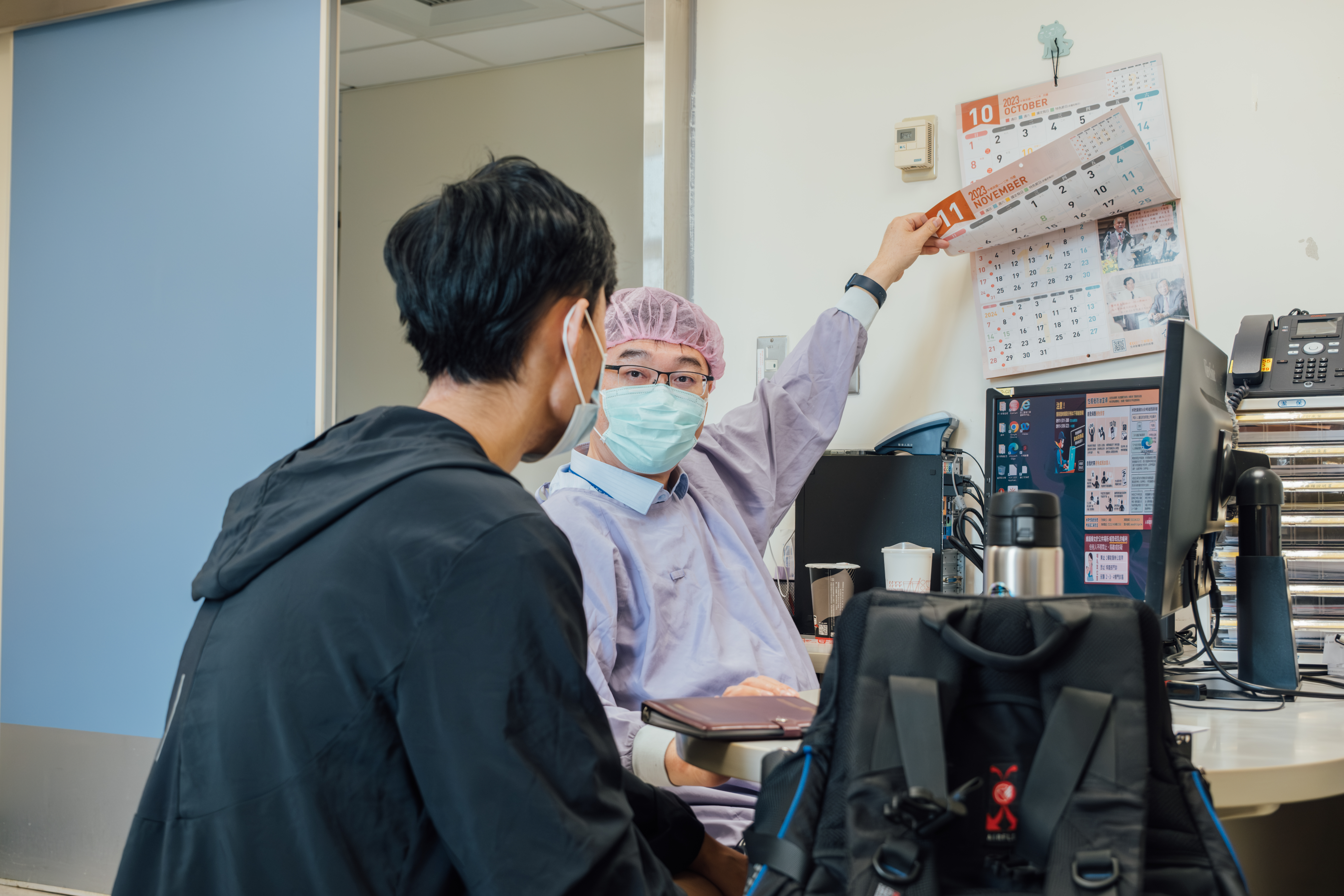 血癌男孩吳嘉源復發出院後回診，盧孟佑向他說明接下來CAR-T可能的療程，並跟他討論大學學測後的治療時間。（攝影／余志偉）