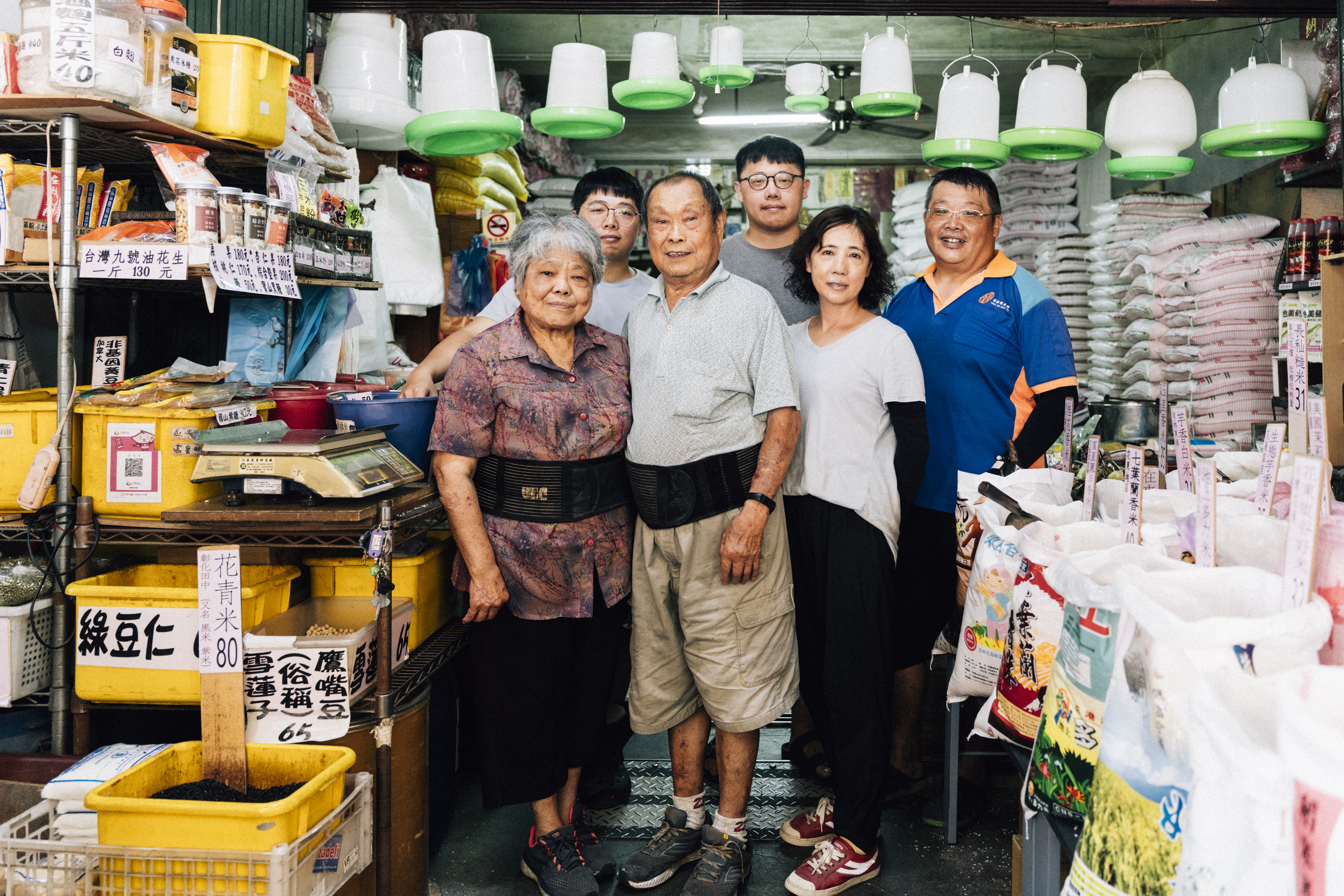 永記米行老闆與家人、員工合影。（攝影／金妤芯）