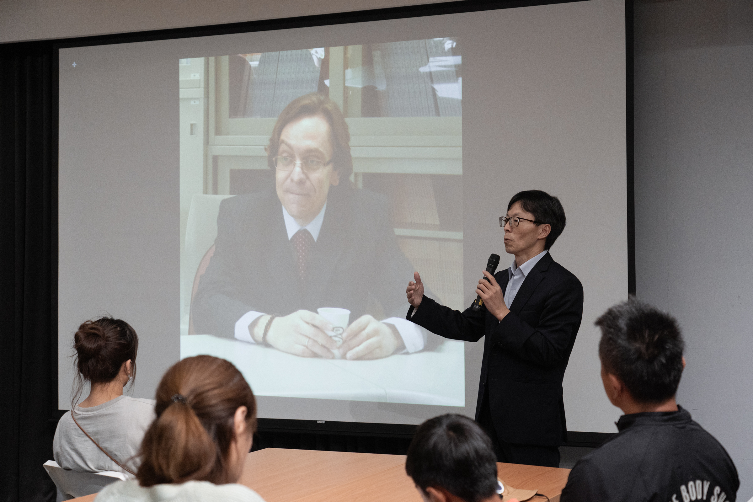 政治大學國際事務學院副院長暨俄羅斯研究所所長魏百谷也透過他與烏克蘭科學院的研究員基可倩科（Viktor Kiktenko）相識過程，與大家分享他眼中堅毅勇敢的烏克蘭人民。（攝影／陳星穎）