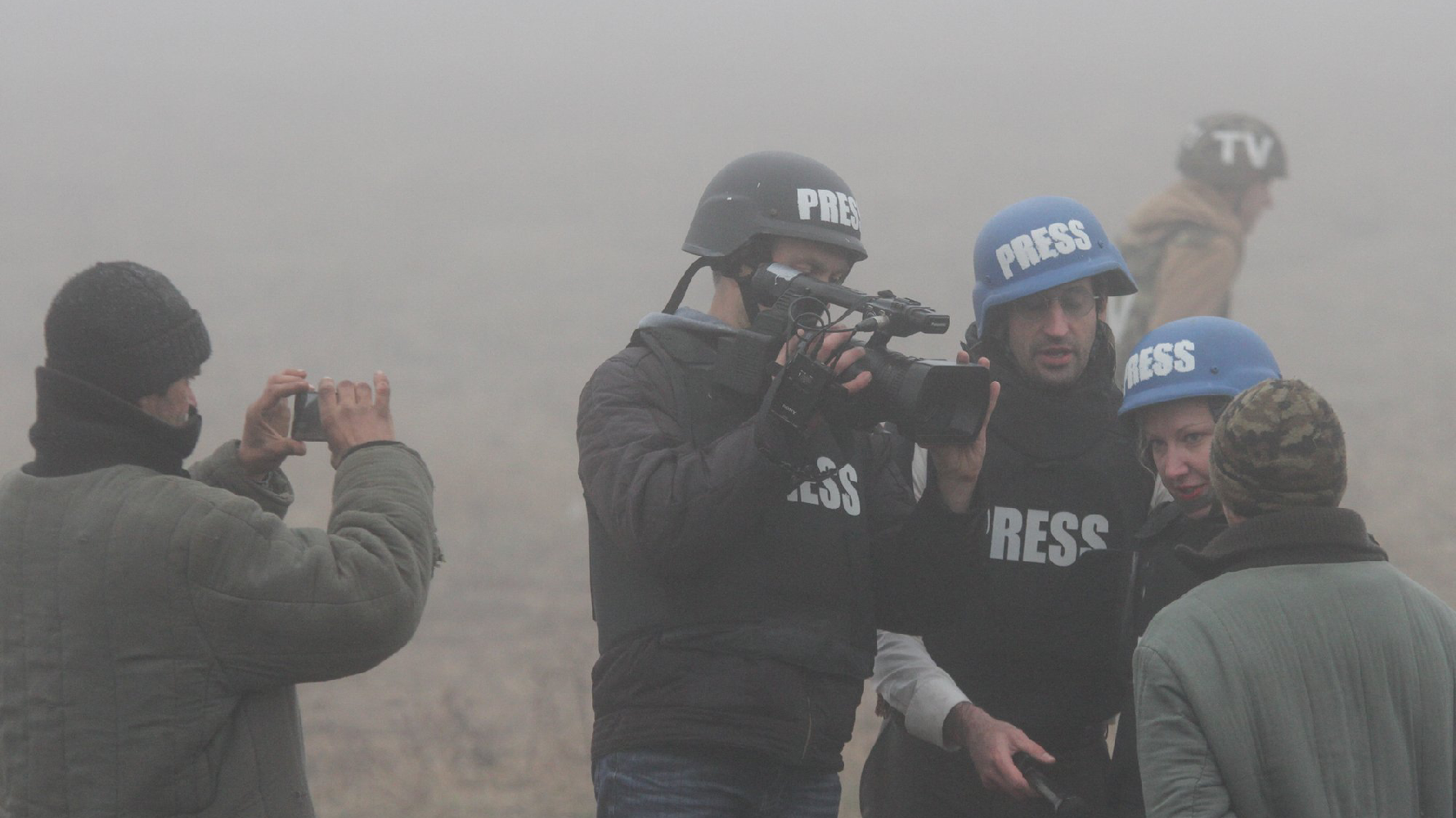 在烏克蘭採訪中的記者與Fixer。（攝影／Sergii Kharchenko／NurPhoto via AFP）