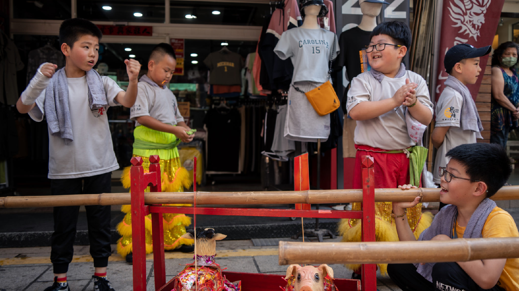 金鼎國小記者於遶境時加入抬轎隊伍。天震堂的年輕團員與金鼎國小記者年齡相近，採訪過程雙方也結下友誼。