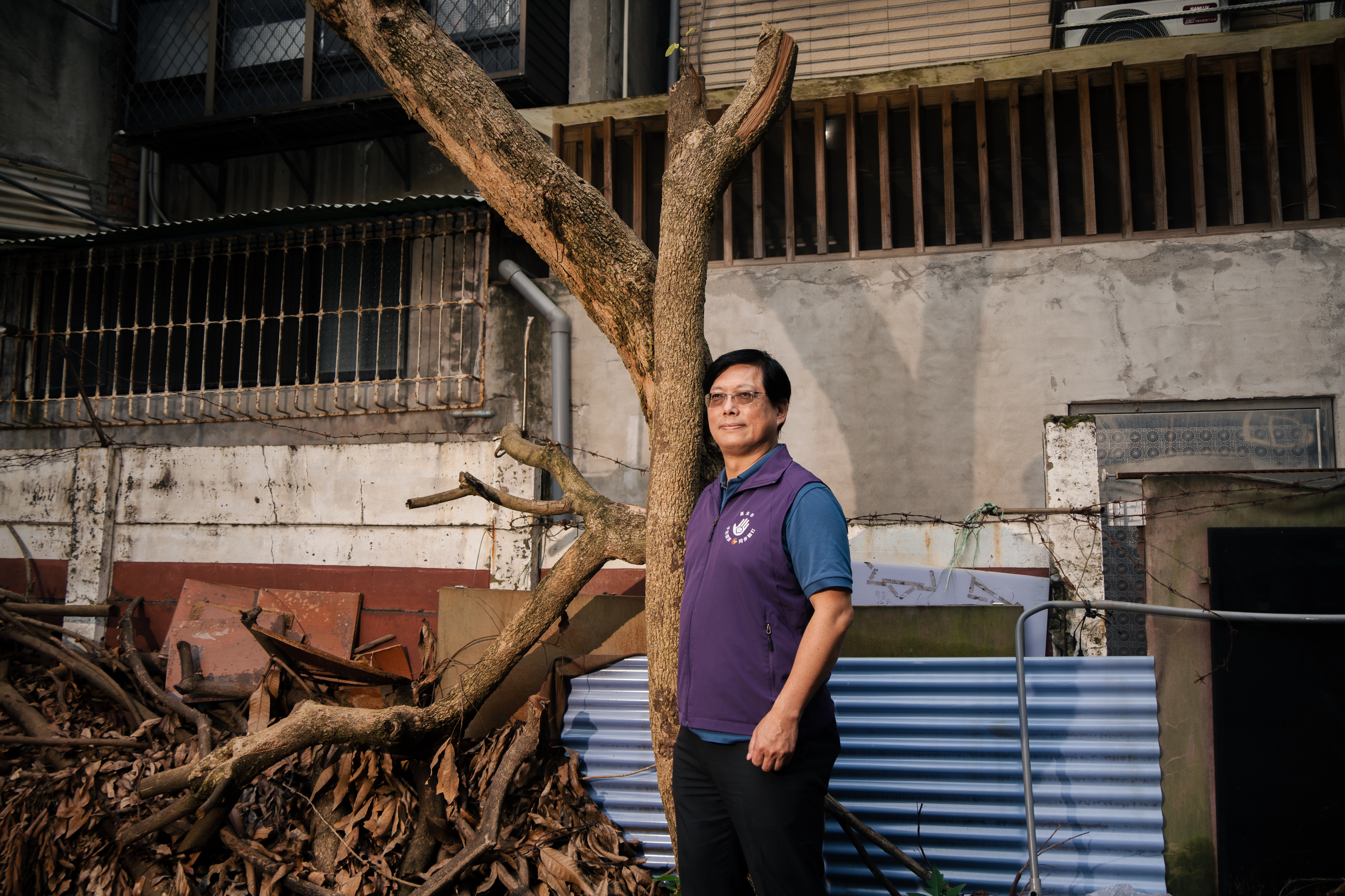 紫色的工作背心穿了好多年,如今有38年手語翻譯經歷的李振輝已是許多現役手譯員的啟蒙老師。(攝影/王崴漢)