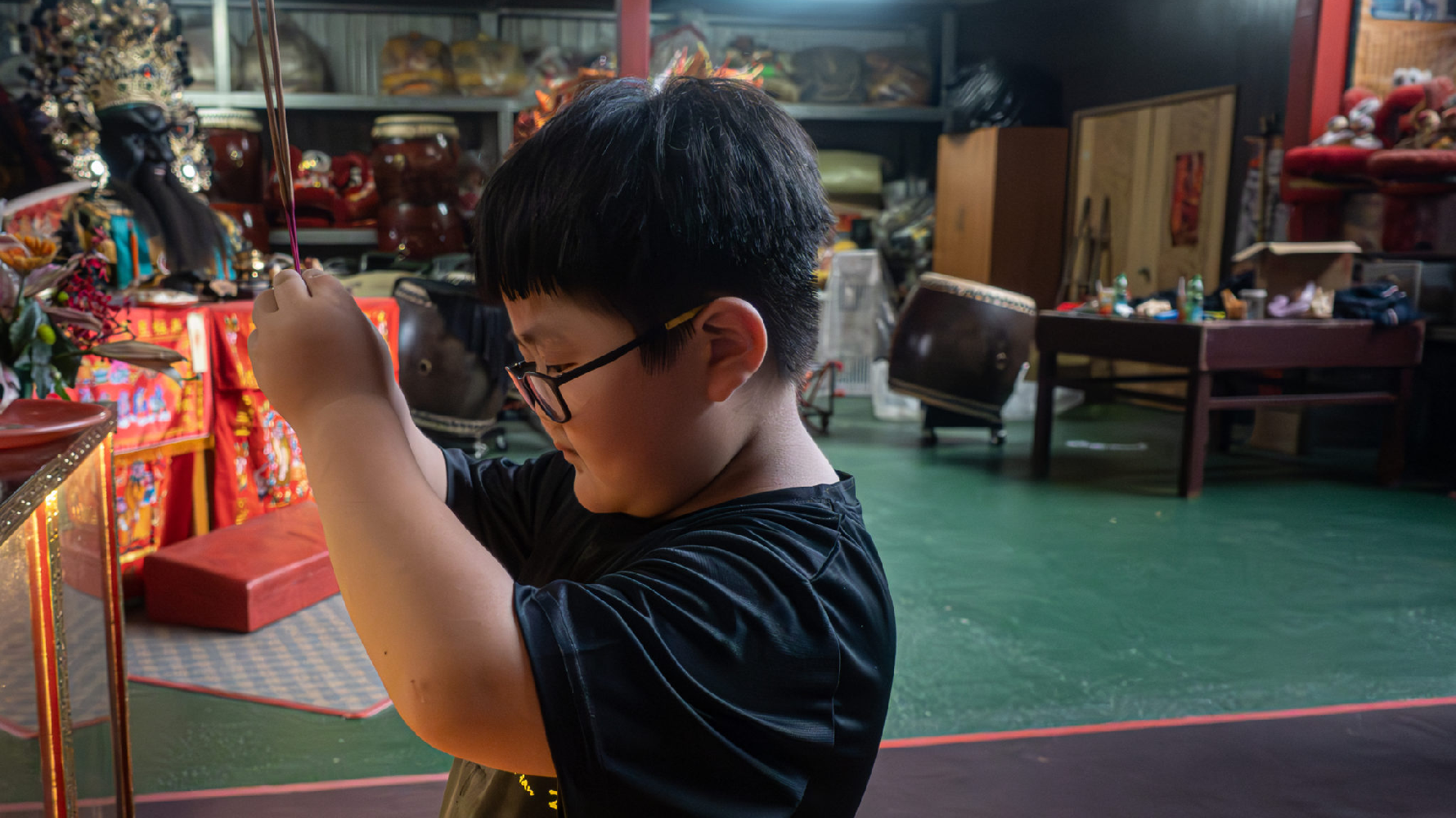 演出前，團員向神明祈求在舞獅技術上有新突破。（攝影／蕭羽姍）