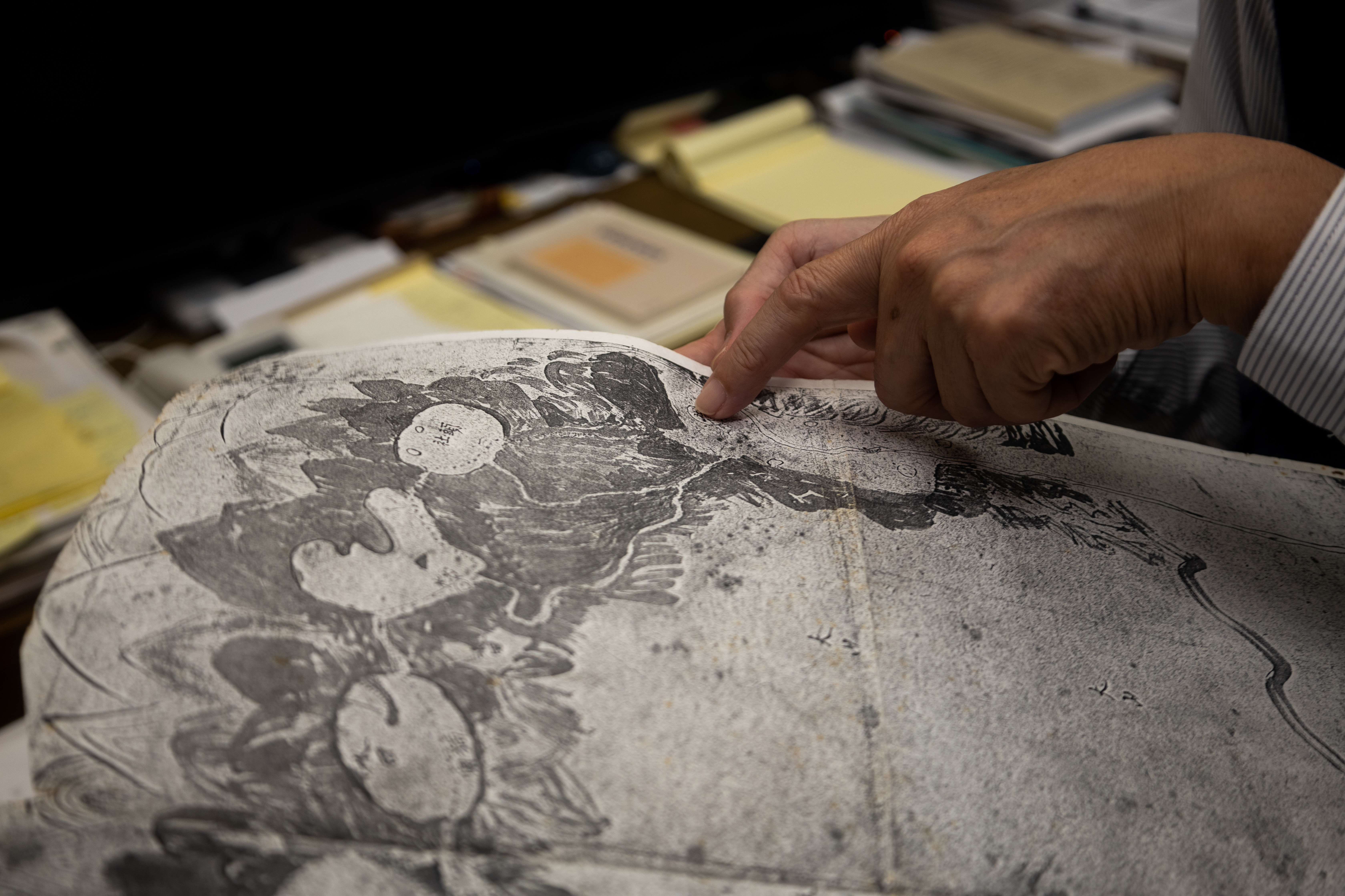 柯志明考據大量史料，研究關懷圍繞在於外來國家權力與台灣社會間之互動。（攝影／蔡昕翰）