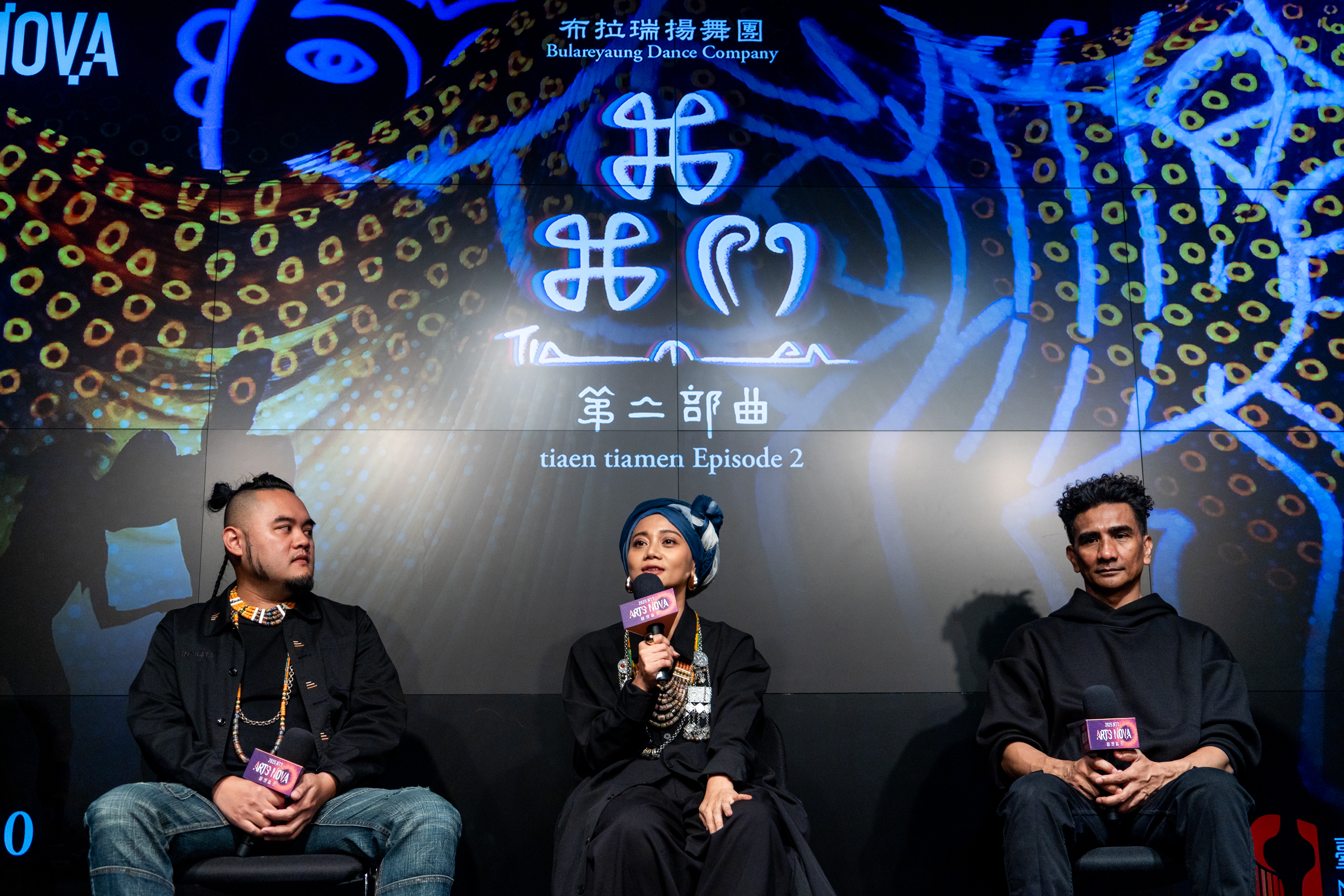 磊勒丹（圖左）、阿爆（圖中）、布拉瑞揚（圖右）三人跨越不同的創作媒材，將排灣族文化精神實踐在作品中。（攝影／蔡昕翰）