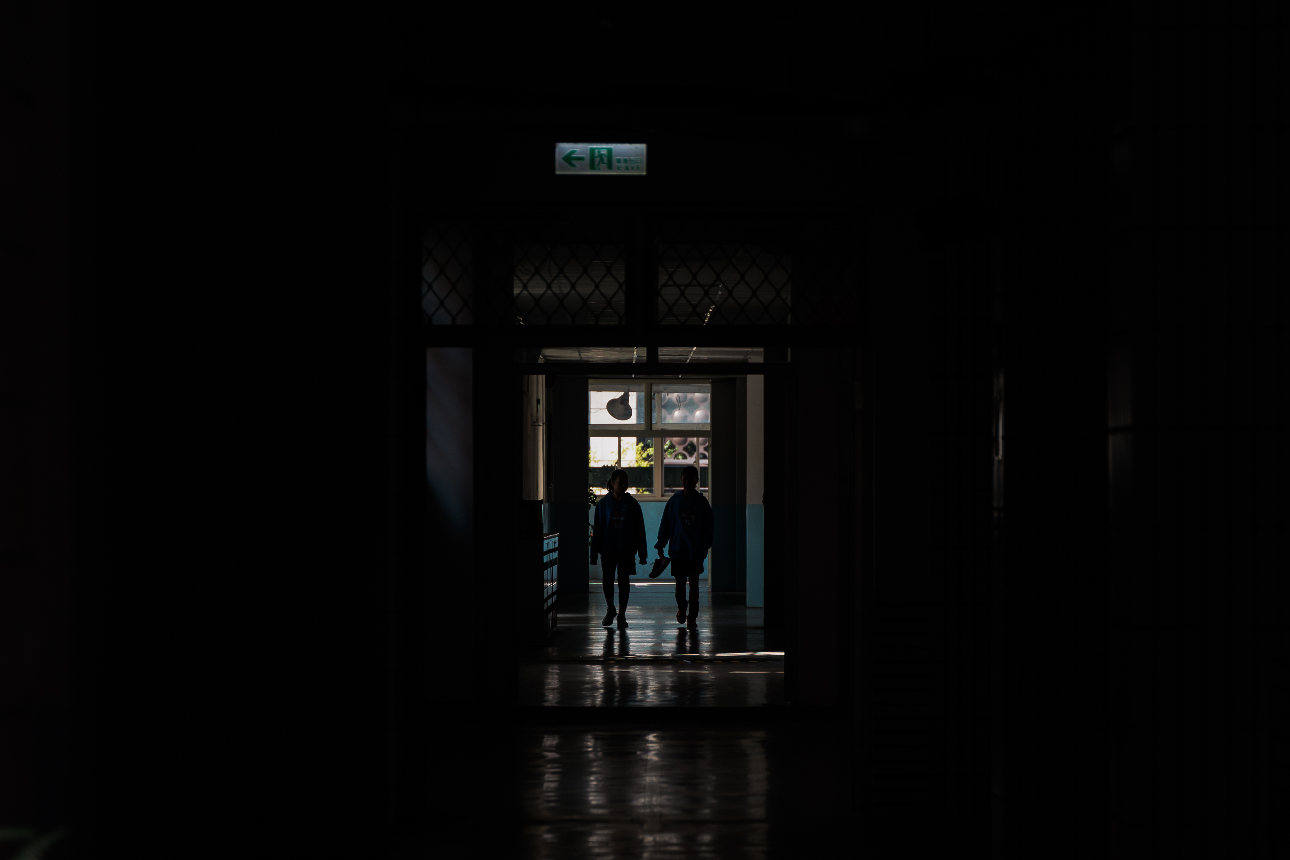 新世代兒少面臨多重的心理困境，但在校園裡提供學生諮商與輔導資源的專業人力卻明顯不足。圖為示意照片，非當事人。（攝影／鄭宇辰）