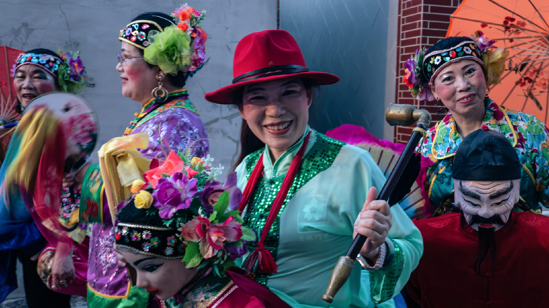 金城鎮的4個門里各有其代表的表演,這些表演由居民自發性地籌組、排練,每年於迎城隍演出。圖為金城鎮東門里表演「公揹婆」的居民。(攝影/陳紹睿)