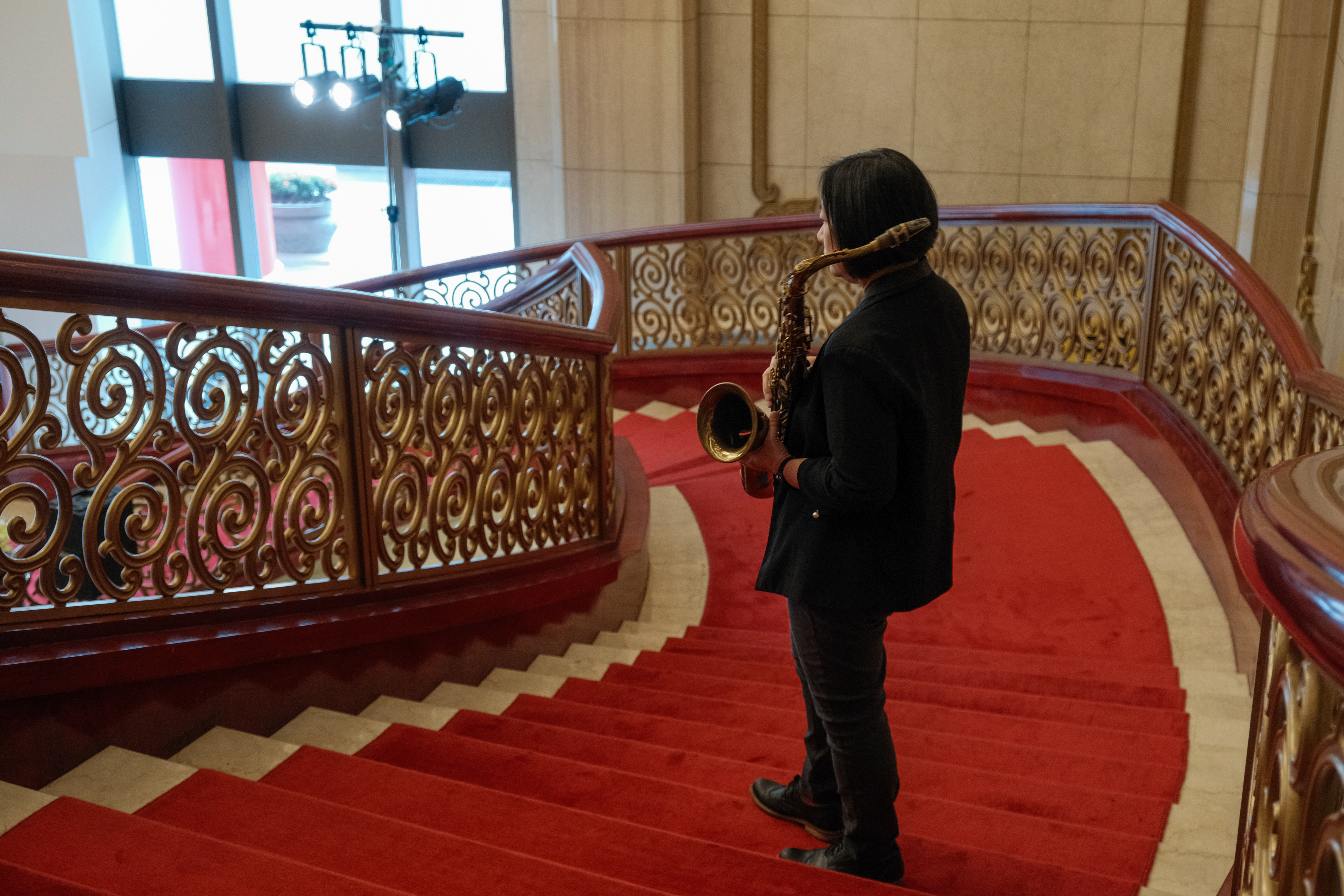 趕去下一場表演，走下台階的感覺。（攝影／林冠禎）