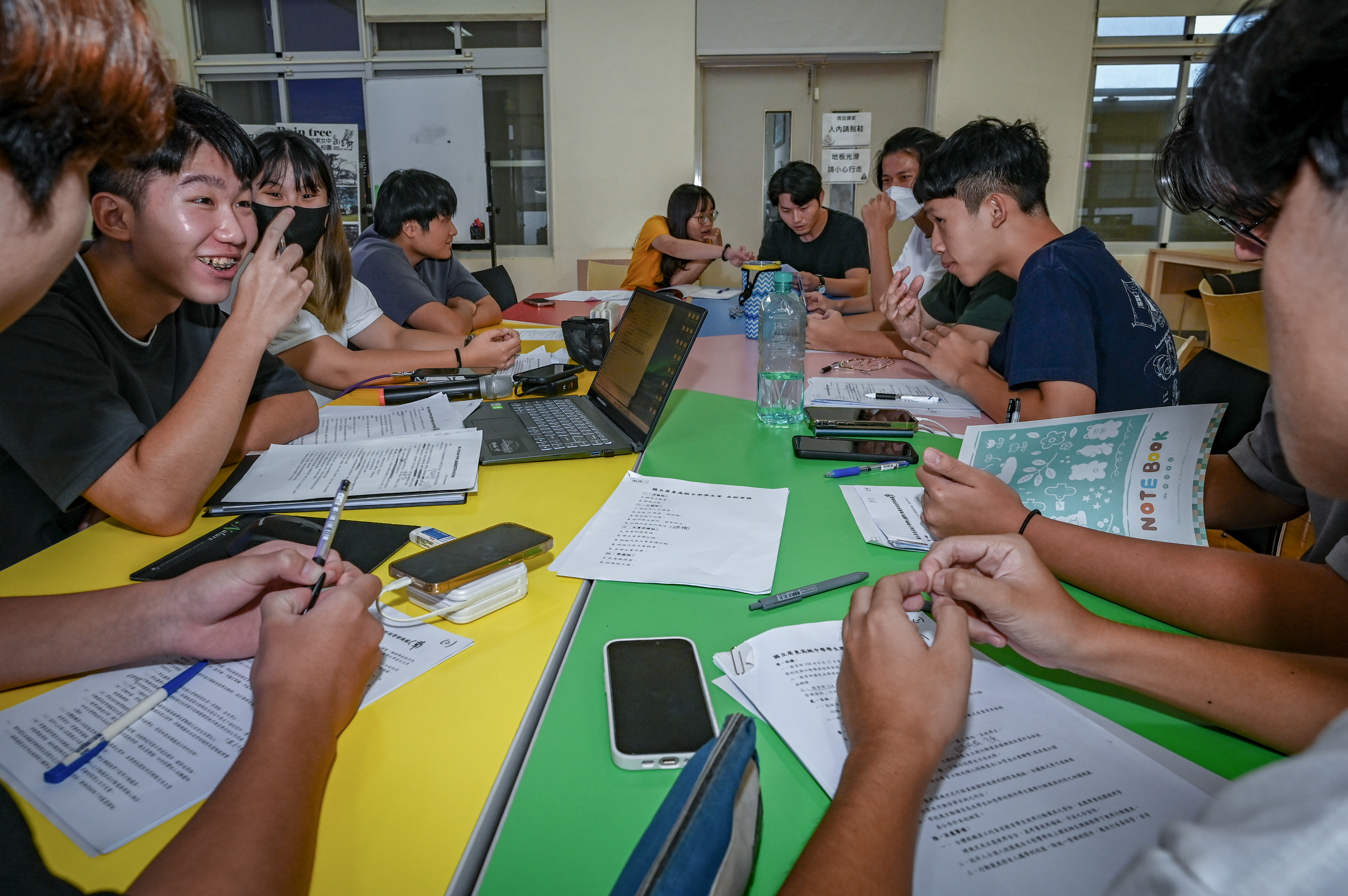 在9月開學之前，屏東高中學生會於校園召開會議，希望成立校內行動載具委員會。（攝影／黃政嘉）