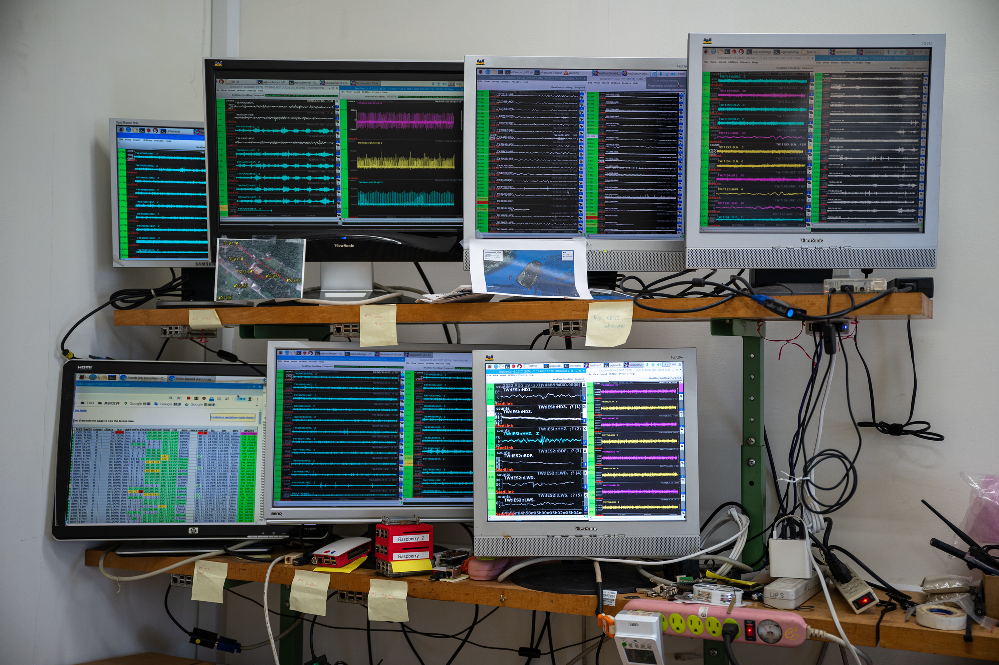 中研院地球所研究副技師林欽仁辦公室的螢幕牆上,呈現各測站回傳的震波資料。他常觀察相關數據,與所上研究員交流有趣的研究課題。(攝影/林彥廷)