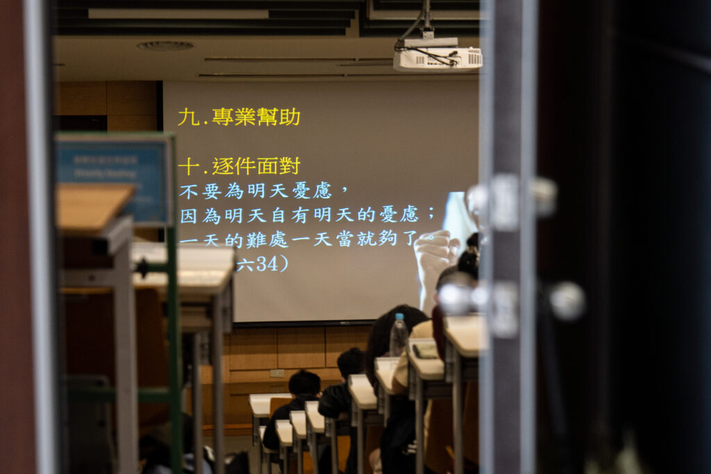 高學業成就青年不斷地追求卓越表現，心理壓力也逐漸累積、升高。（攝影／王崴漢）