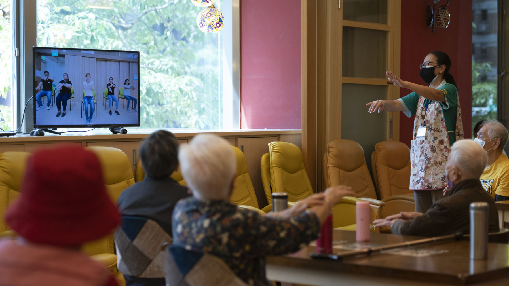 台北市中正區多元照顧中心的照服員陪伴長者運動。（攝影／楊子磊）