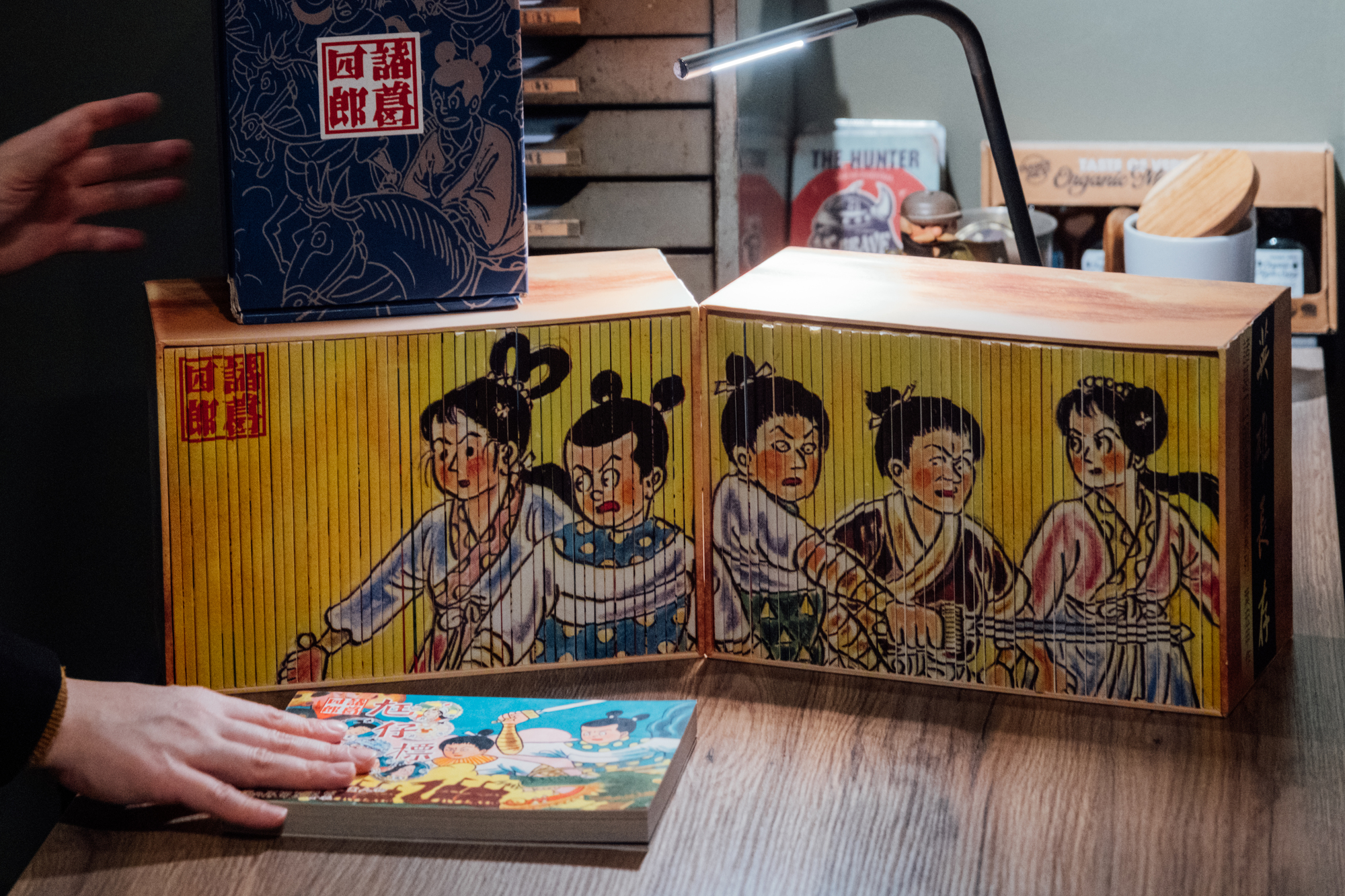 《諸葛四郎》因漫畫審查制度遭查禁、銷毀,漫畫作者葉宏甲過世多年後,兒子葉佳龍復刻了當年的豪華單行本,出版大全集。(攝影/余志偉)