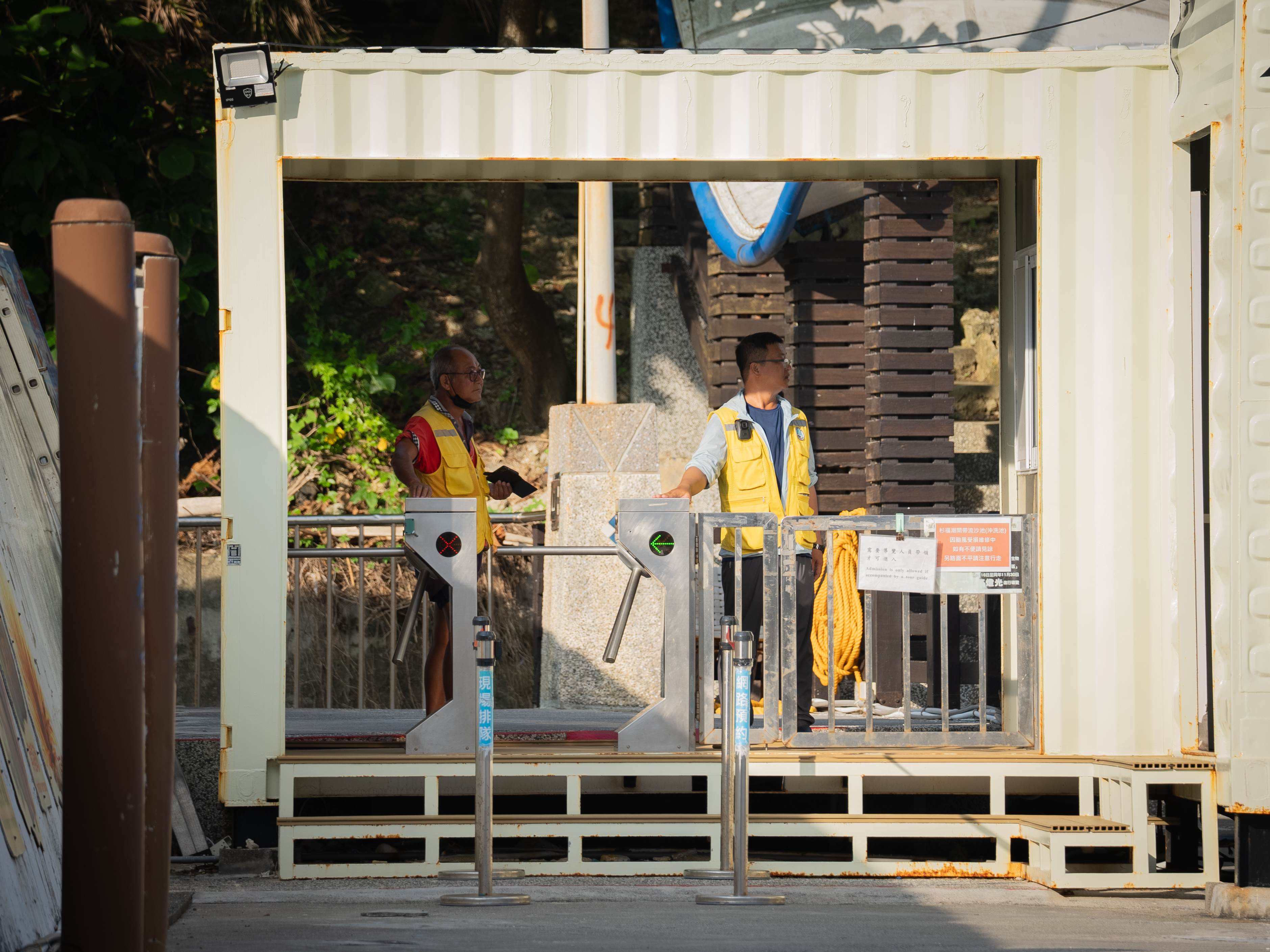 杉福潮間帶管制員黃文泉觀察，相較過往每天200～300人來訪，自從啟動收費制後，進入杉福潮間帶的人數很少會破百。（攝影／蘇淮）