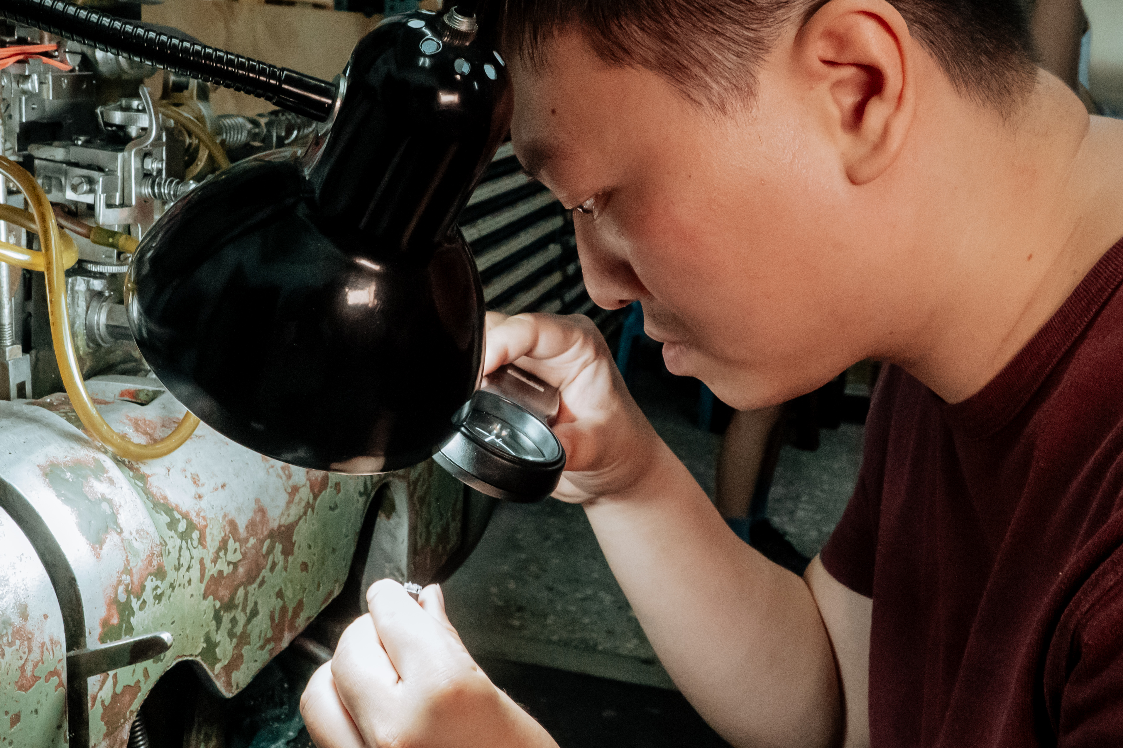 鑄字時，需要用放大鏡仔細確認字的細節，稍有差錯或感覺不對，就得重來一次。（攝影／李姿妤）